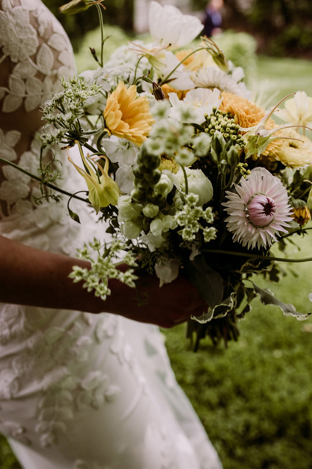 Plume&Furrow-Wedding-Florist-Annie&Alex-Lyons-Farmette-Colorado-TaylerCarlisle-bridal-bouquet-detail.jpg