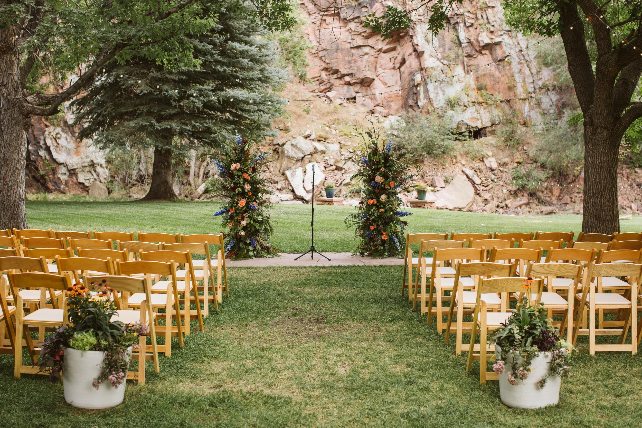 Plume&Furrow-Wedding-Florist-Kayla&Scott-AdamHouseman-River-Bend-September-Colorado-Ceremony-Decor.jpg