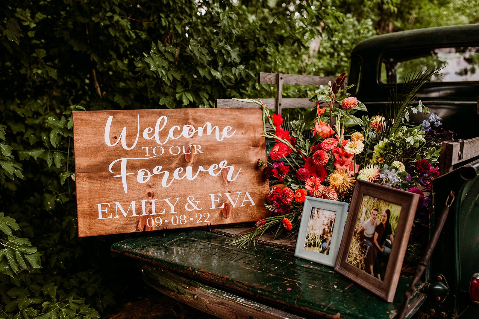 Plume&Furrow-WeddingFlorist-Emily&Eva-TaylerCarlisle-LyonsFarmette-September-Colorado-Welcome-Table-Arrangement-Rainbow.jpg