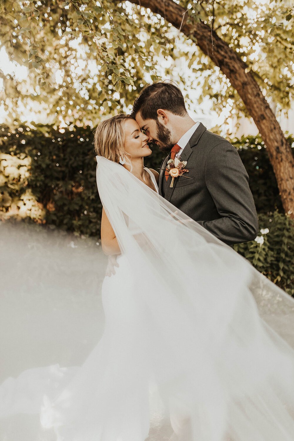 Plume&Furrow-Wedding-Florist-Cloe&Connor-theStVrain-September-Colorado-GracieMariePhoto-bride-groom-veil-portrait.jpg