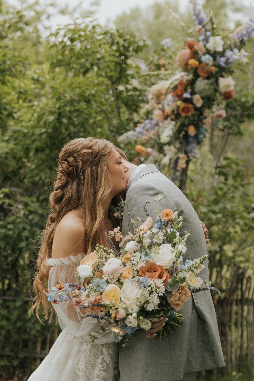 Plume&Furrow-Wedding-Florist-theMandinos-AbbyRindelPhoto-LoneHawk-Farm-Colorado-June-first-look-bouquet.jpg