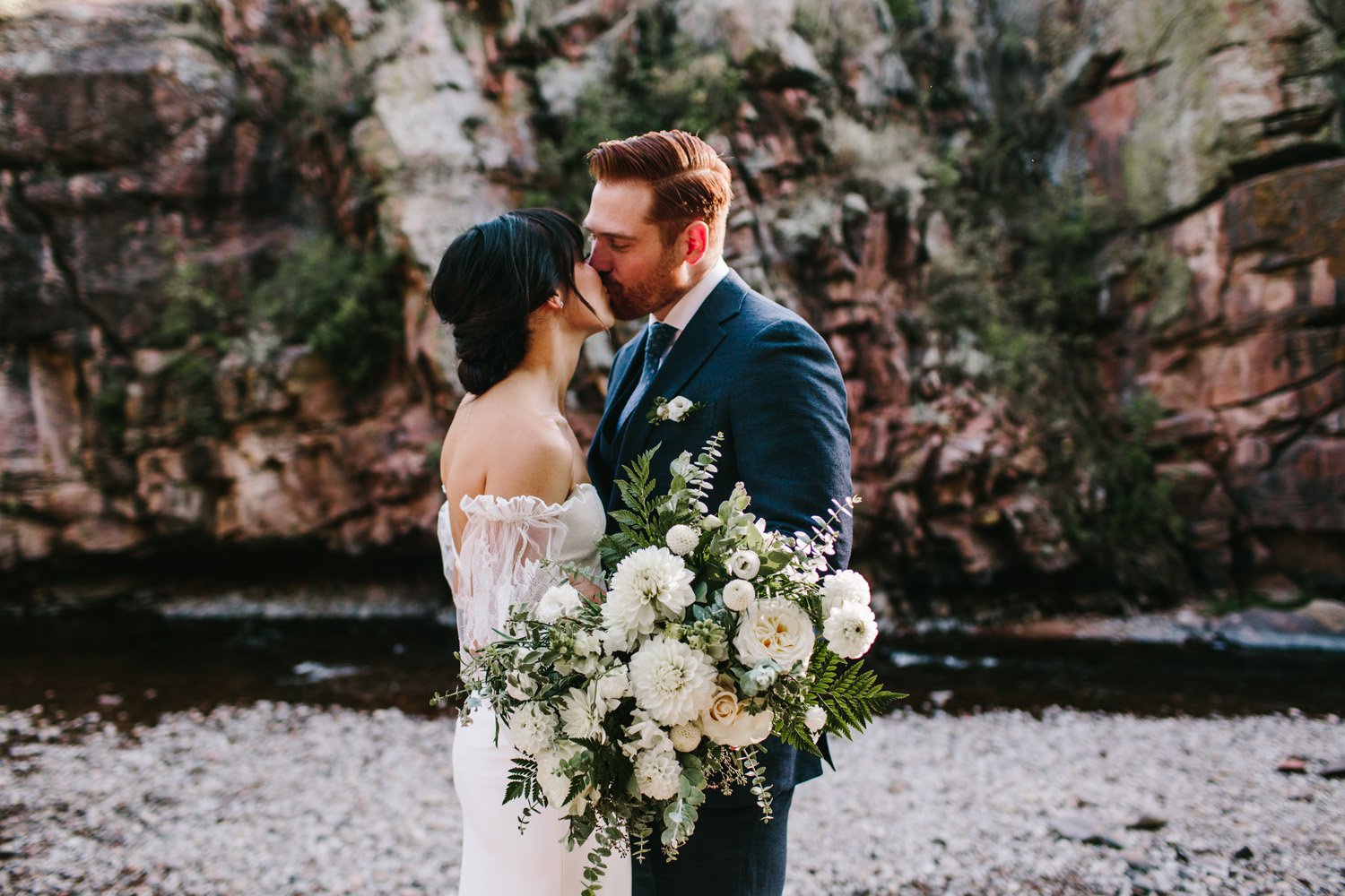 Plume&Furrow-Wedding-Florist-Megan&Jack-TaylerCarlislePhoto-RiverBend-August-Colorado-bride-groom-flowers-neutral-color-palette.jpg