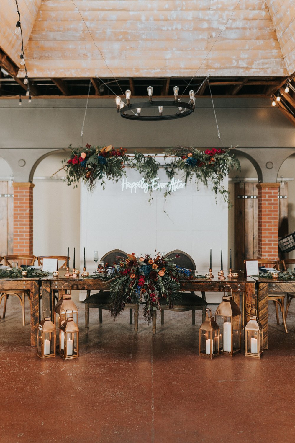 Plume&Furrow-Wedding-Florist-Kaiti&Joe-theStVrain-May-Colorado-JillHouserPhoto-head-table-decor-install-flowers.jpg