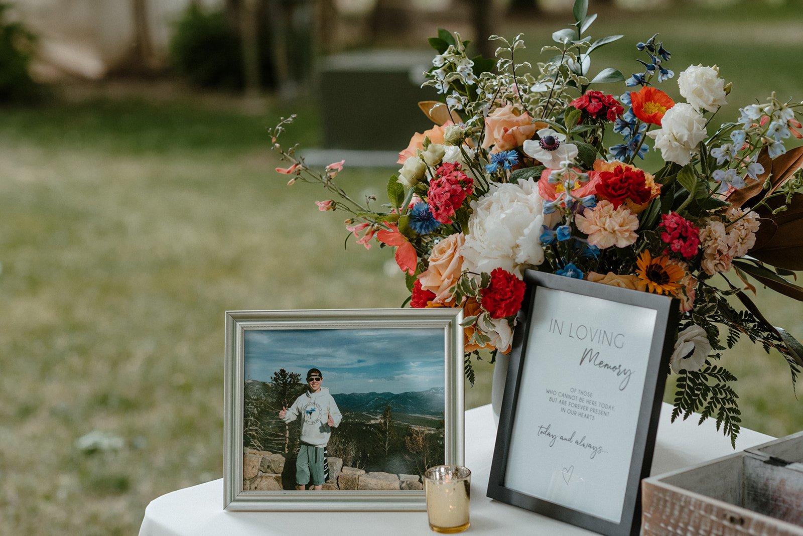 Plume&Furrow-Wedding-Florist-Meg&Cary-MapandCompassPhotography-River-Bend-June-Colorado-Welcome-Table-Vase.jpg