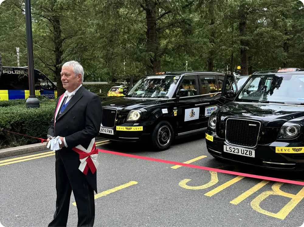 Magical-Taxi-Tour-cutting-rope.jpg