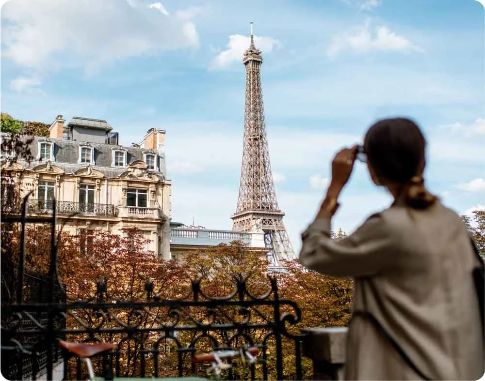 Woman-enjoying-local-experience-in-paris.jpg