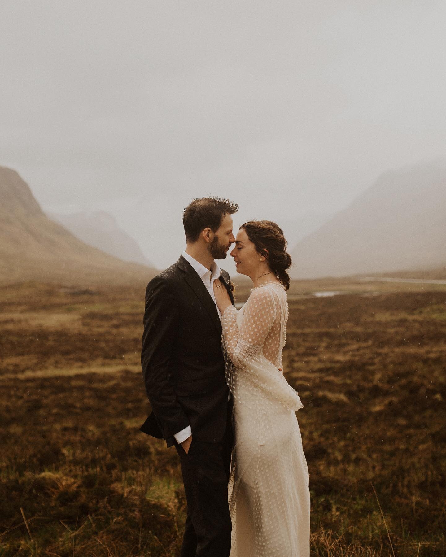 The fact that I can only share 10 slides of this right now is so hard because I am obsessed with these previews!! What a day this was. These two eloped in scotland with their baby and it was truly magical, despite Scotland throwing all the elements a