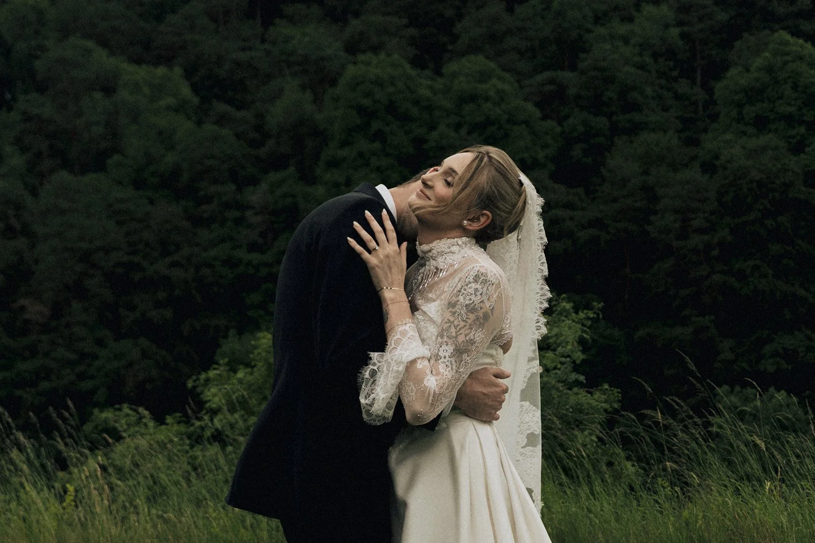 Beautiful Neidpath Castle Micro Wedding  