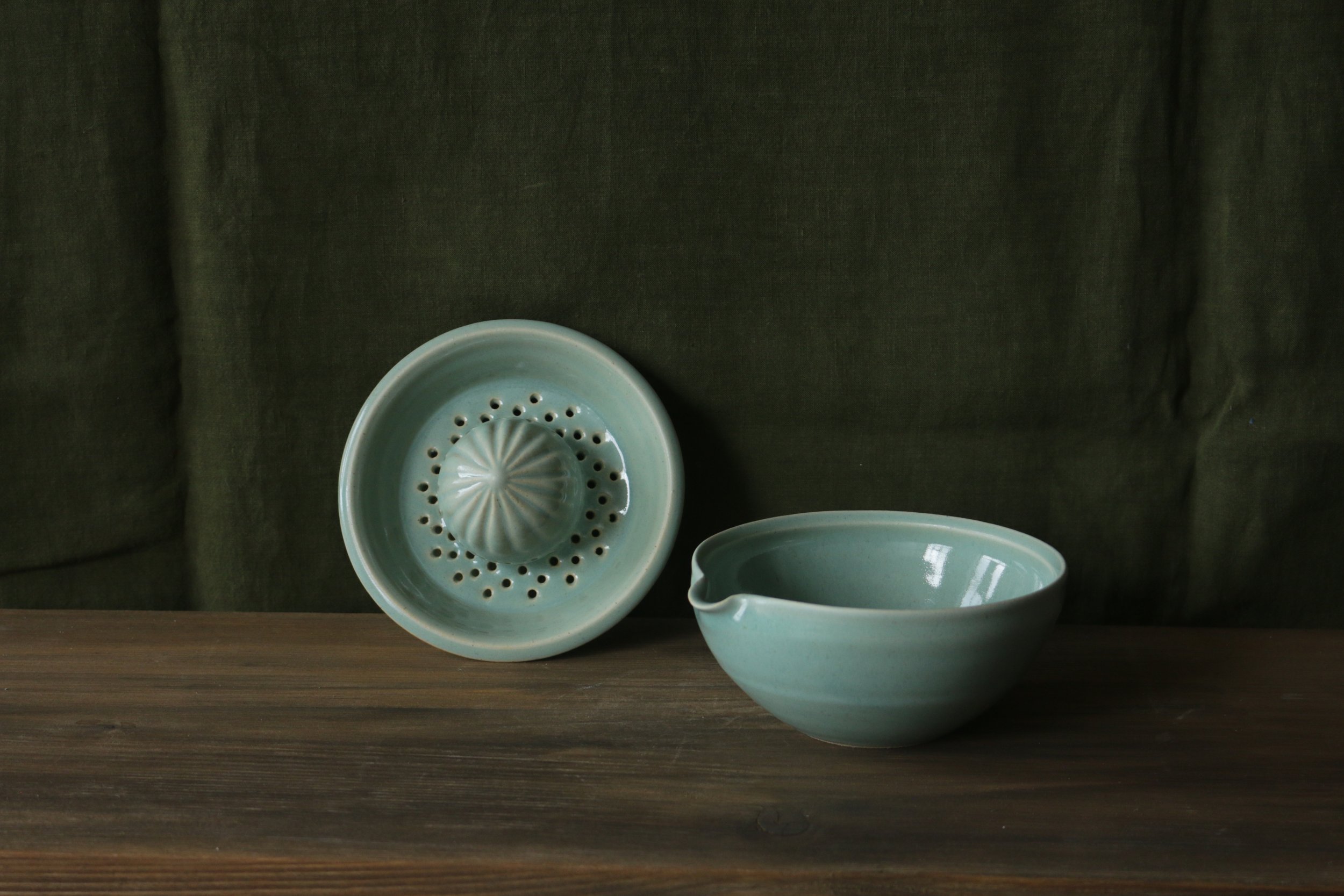 Juicer with Pouring Bowl (Electric Celadon)