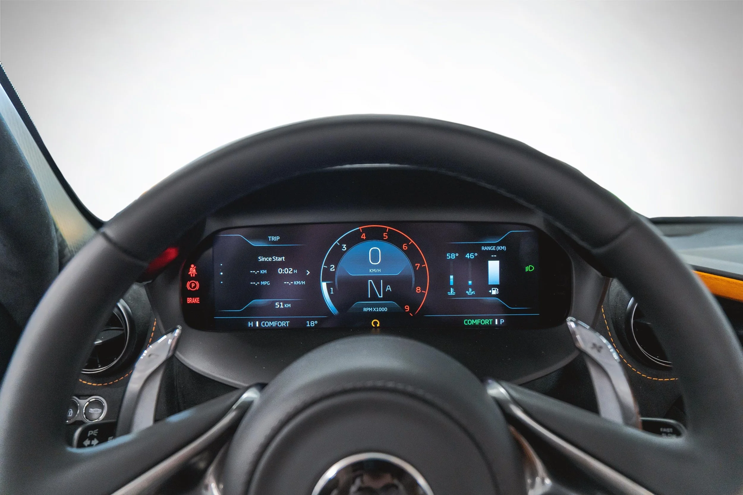 Jaguar Land Rover Laval - 16-13262550-mclaren-m10-2026-m26003-photos-interieures.jpeg
