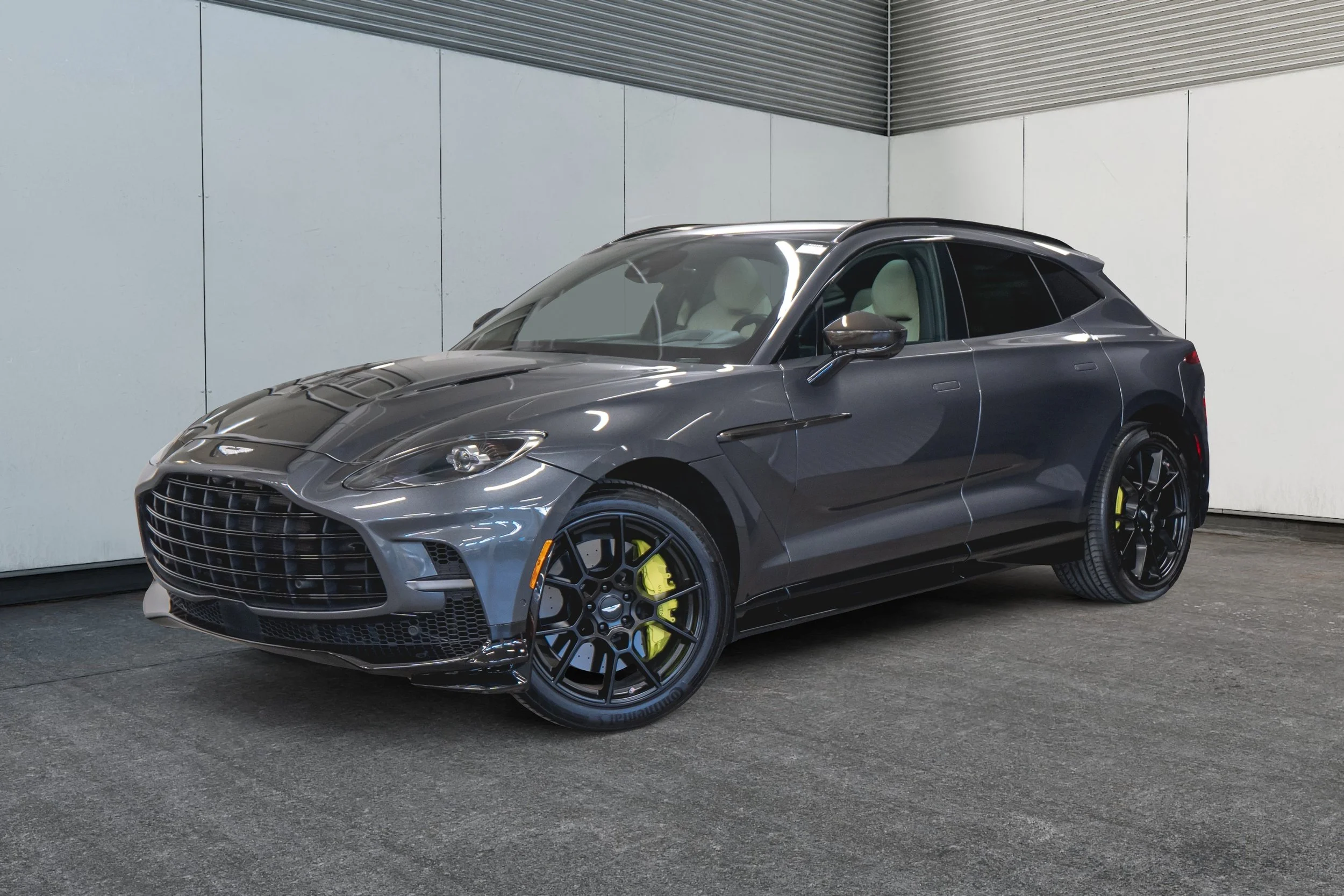 Jaguar Land Rover Laval - 1-11948905-aston-martin-dbs-2023-p25266-photos-exterieures.jpeg