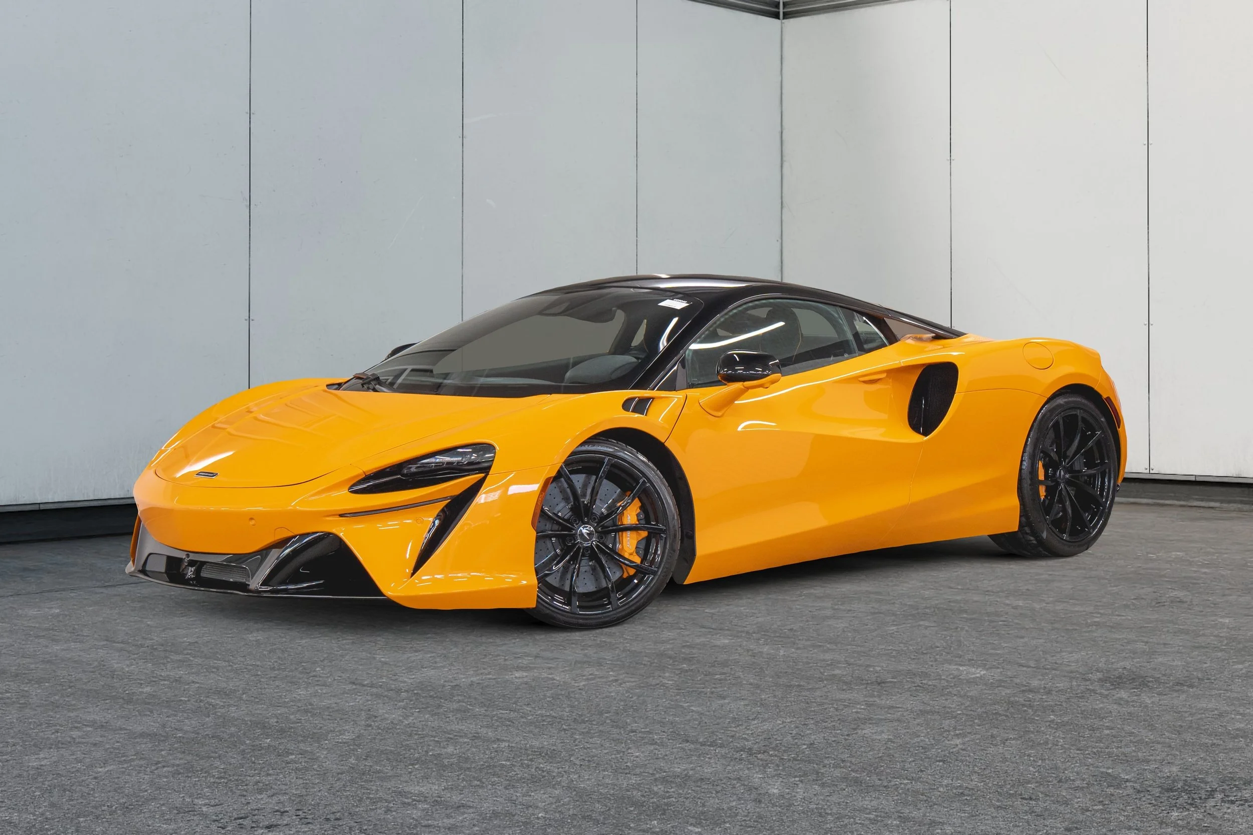 Jaguar Land Rover Laval - 1-12317075-mclaren-f1-gtr-2023-u25048-photos-exterieures.jpeg