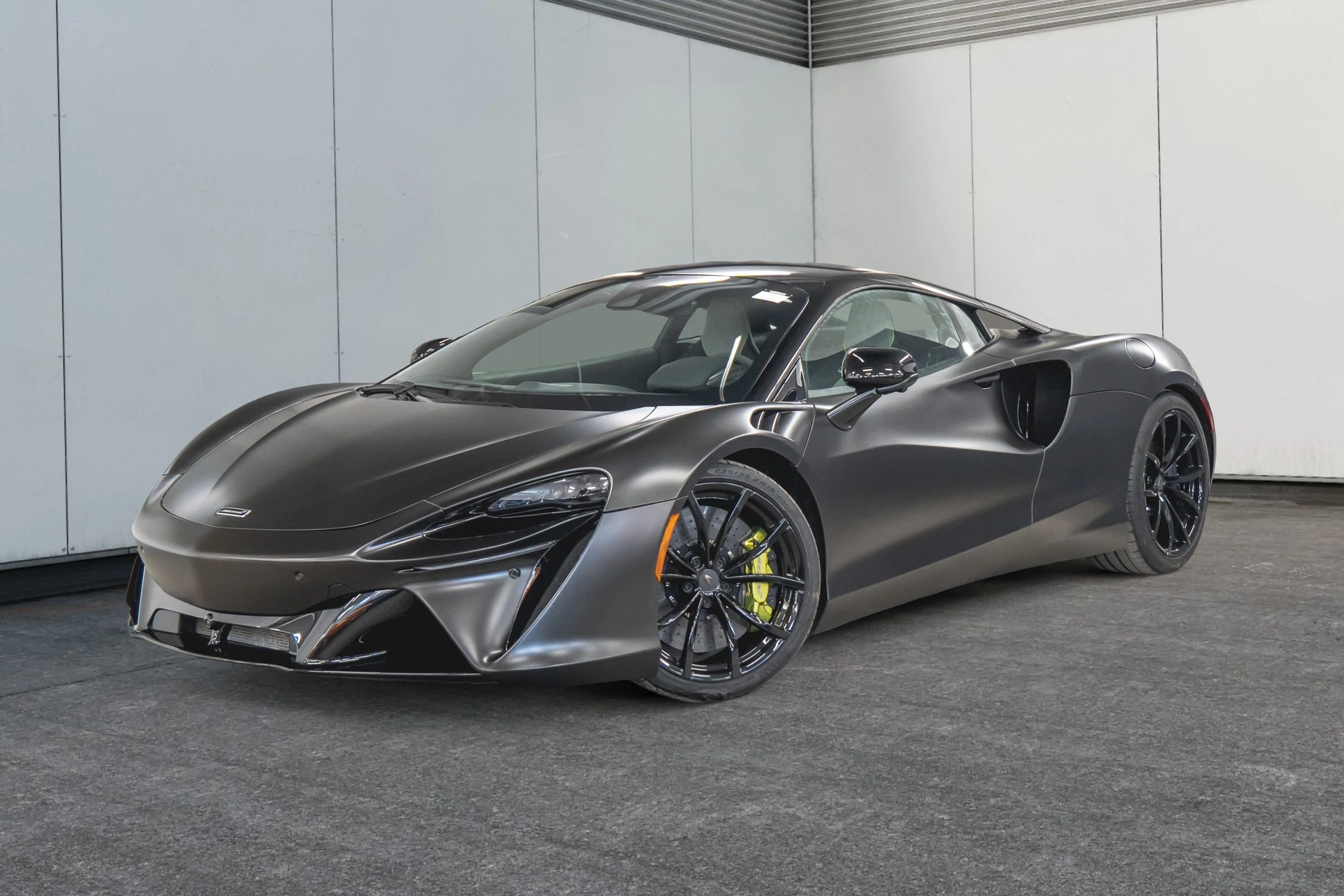 Jaguar Land Rover Laval - 1-12915422-mclaren-f1-gtr-2024-u25035-photos-exterieures.jpeg