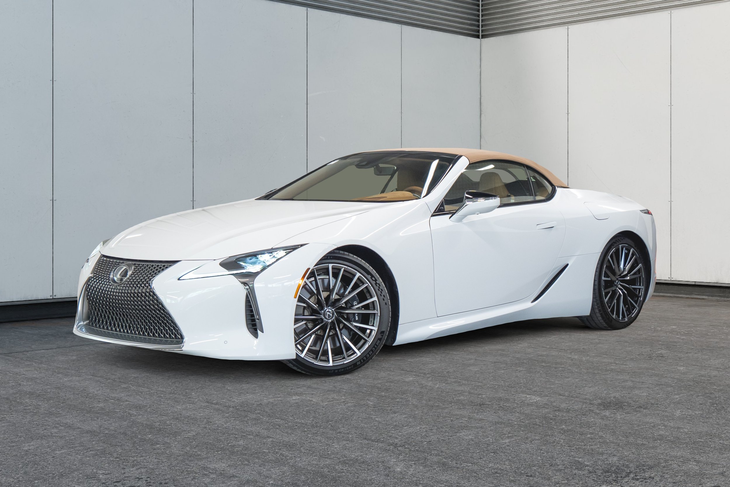 Jaguar Land Rover Laval - 1-14063415-lexus-lc-convertible-2024-m26008a-photos-exterieures.jpeg