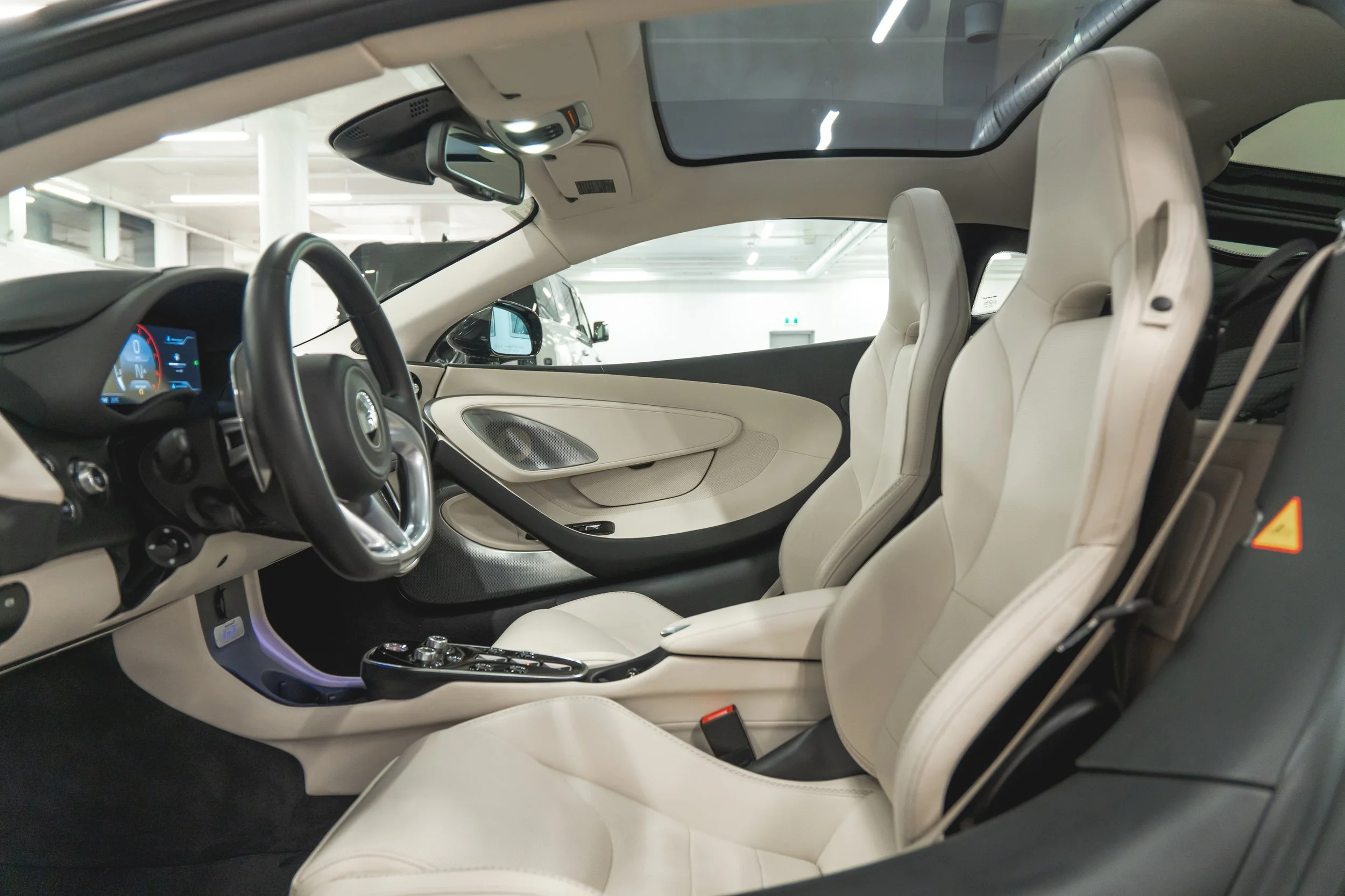 13-14860989-mclaren-m1c-2020-m27005a-photos-exterieures.jpeg
