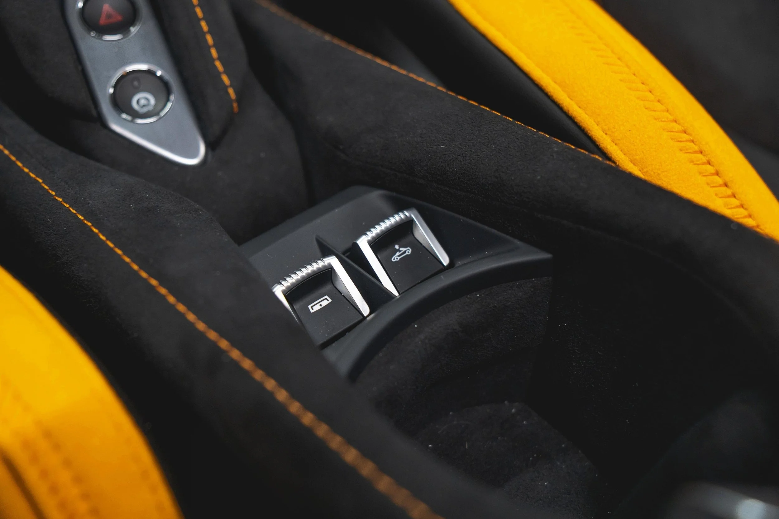 Jaguar Land Rover Laval - 21-13262555-mclaren-m10-2026-m26003-photos-interieures.jpeg