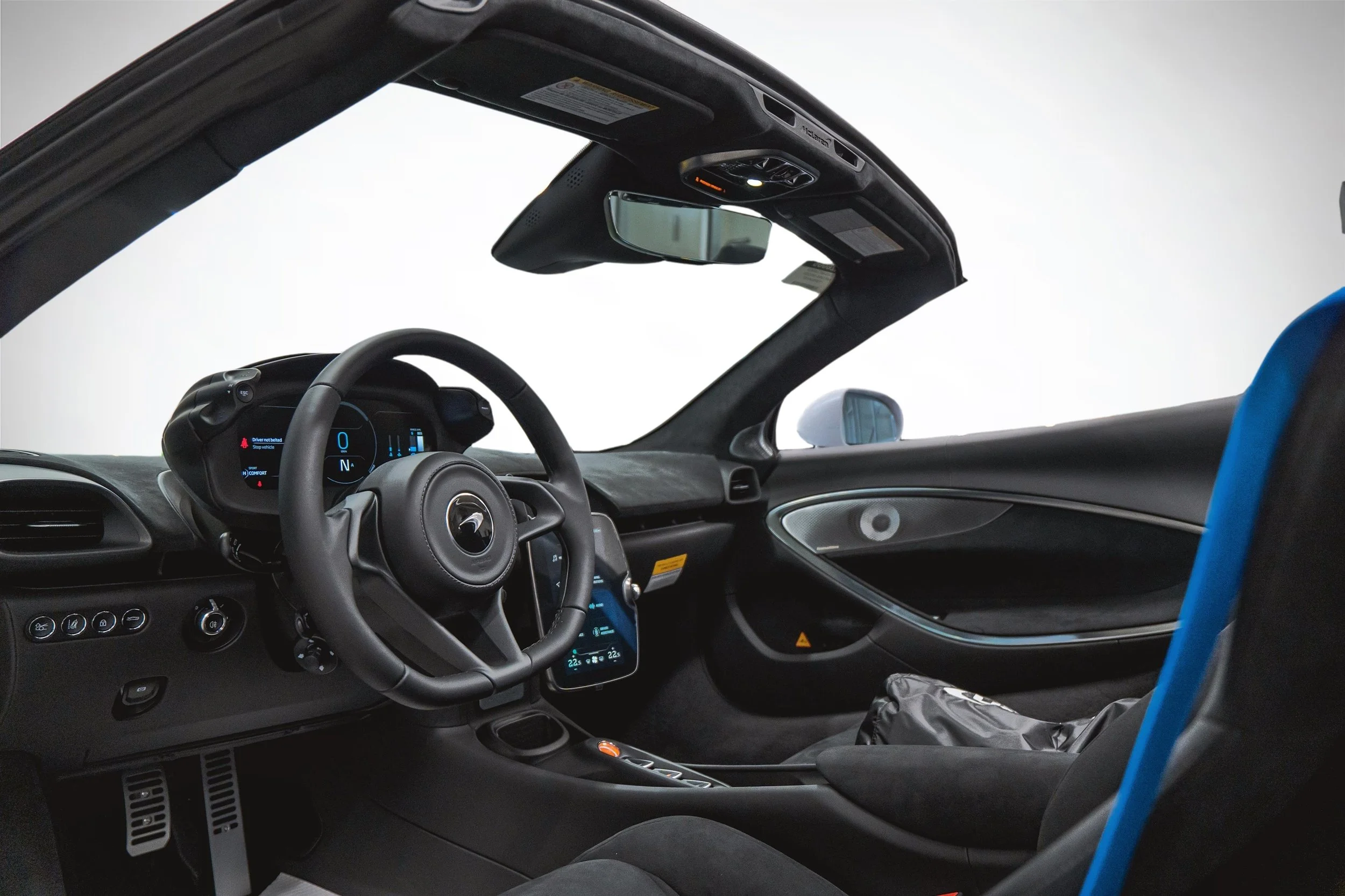 Jaguar Land Rover Laval - 13-13747943-mclaren-mp4-2026-m26005-photos-interieures.jpeg