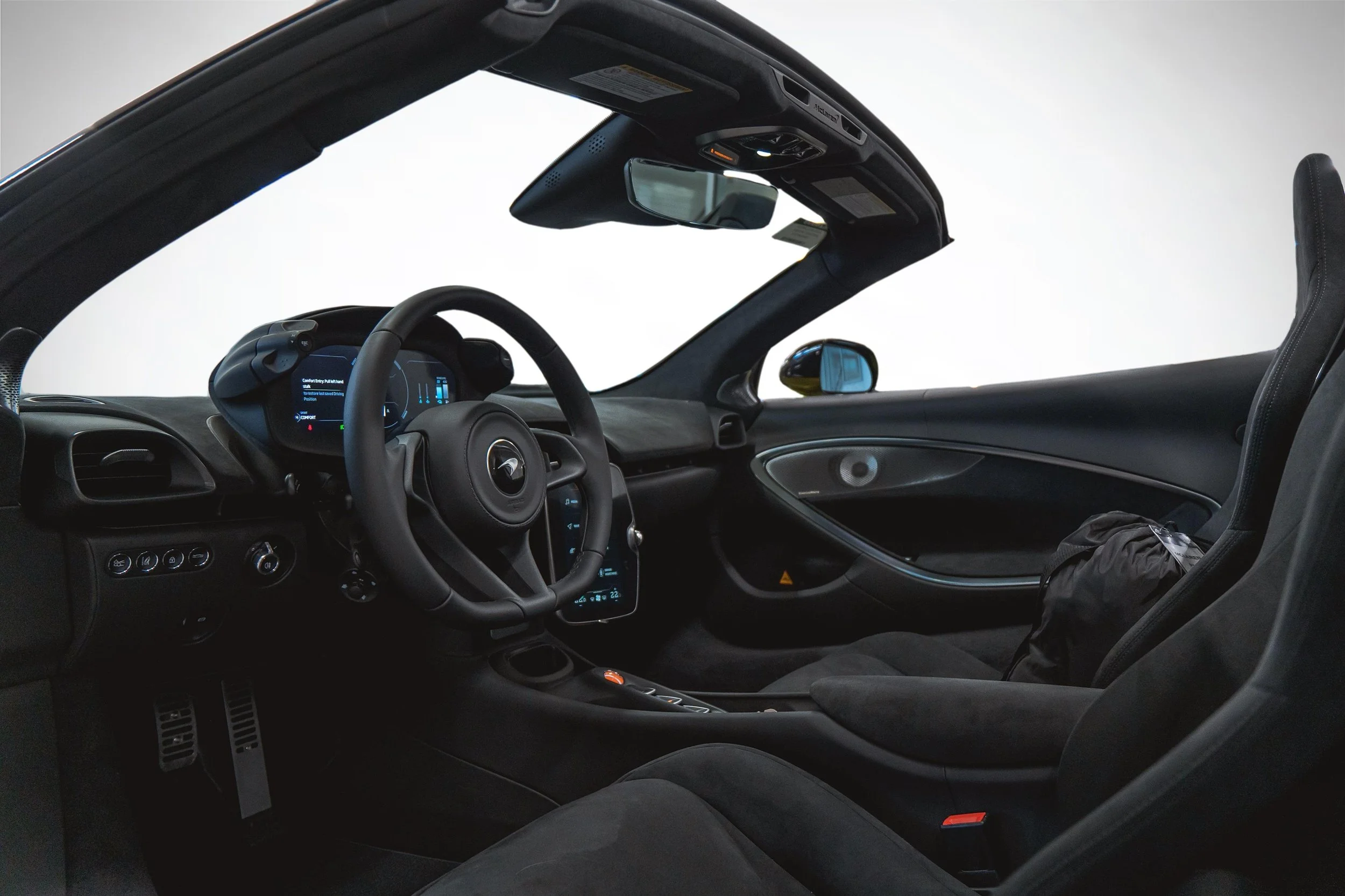 Jaguar Land Rover Laval - 20-13606591-mclaren-m10-2026-m26009-photos-interieures.jpeg