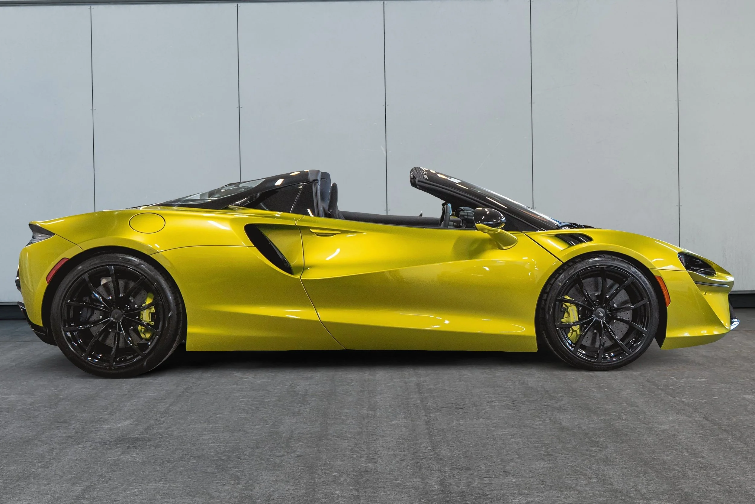 Jaguar Land Rover Laval - 8-13606510-mclaren-m10-2026-m26009-photos-exterieures.jpeg