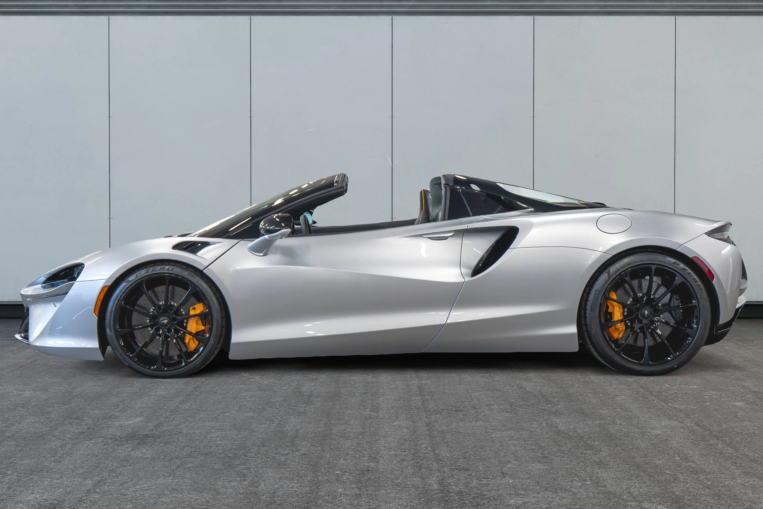 Jaguar Land Rover Laval - 17-14063435-mclaren-m23-2026-m26007-photos-exterieures.jpeg