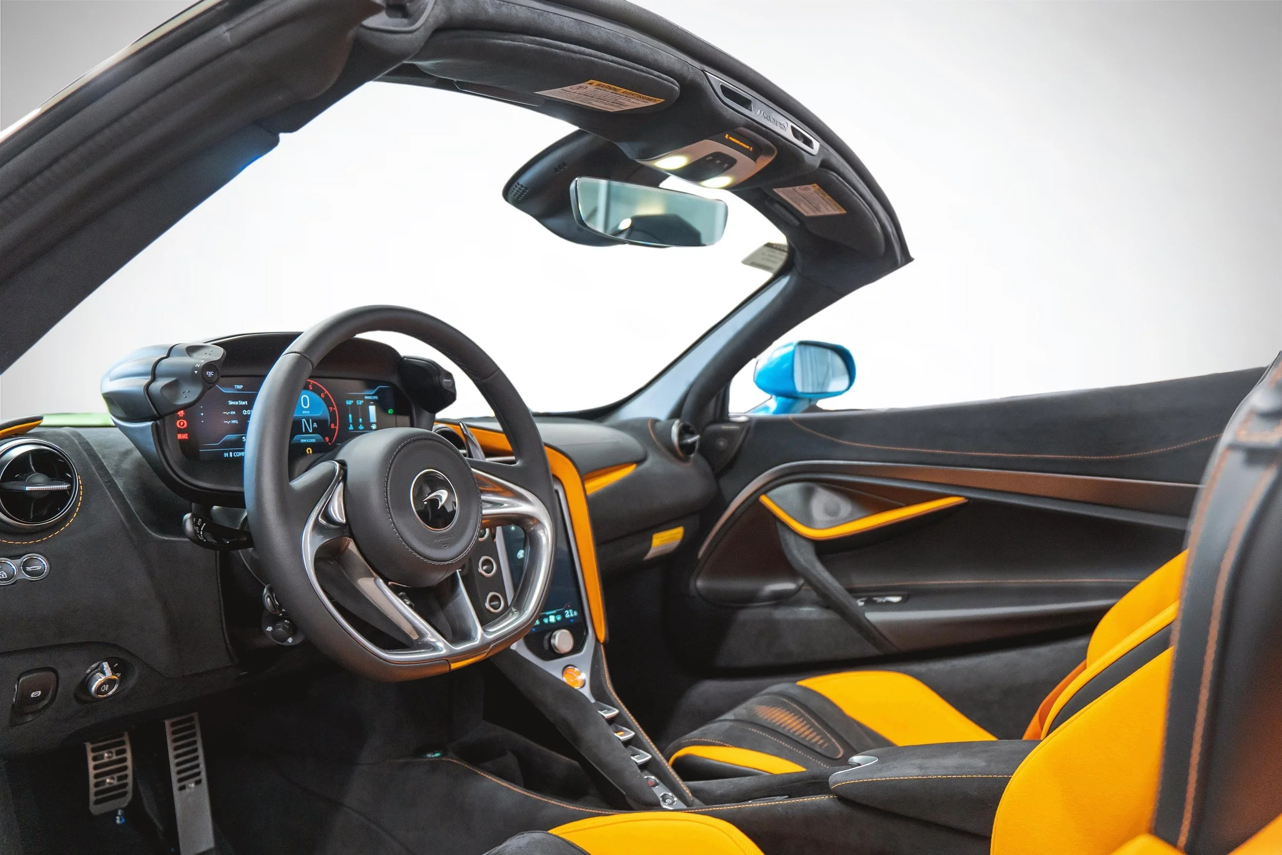 Jaguar Land Rover Laval - 22-13262556-mclaren-m10-2026-m26003-photos-interieures.jpeg