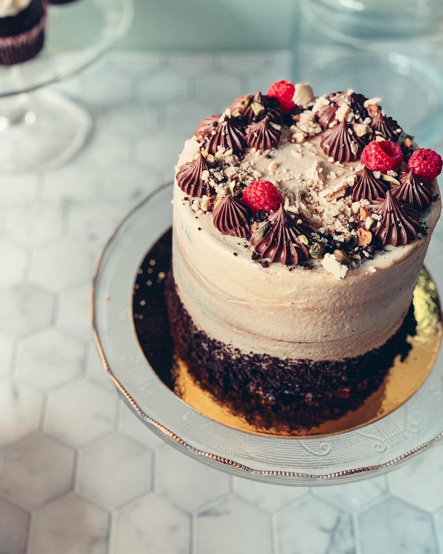 HALVA CAKE 

.

.

#cake #instacake #nelsonbc #kootenays #bakery #bakerylife #lovemyjob #cakesofig #cakesofinstagram #cakesofinsta #yum #delish #sweet #dessert #halva #tahini #pistachio #ganache #glutenfree #happybirthday #chocolatecake