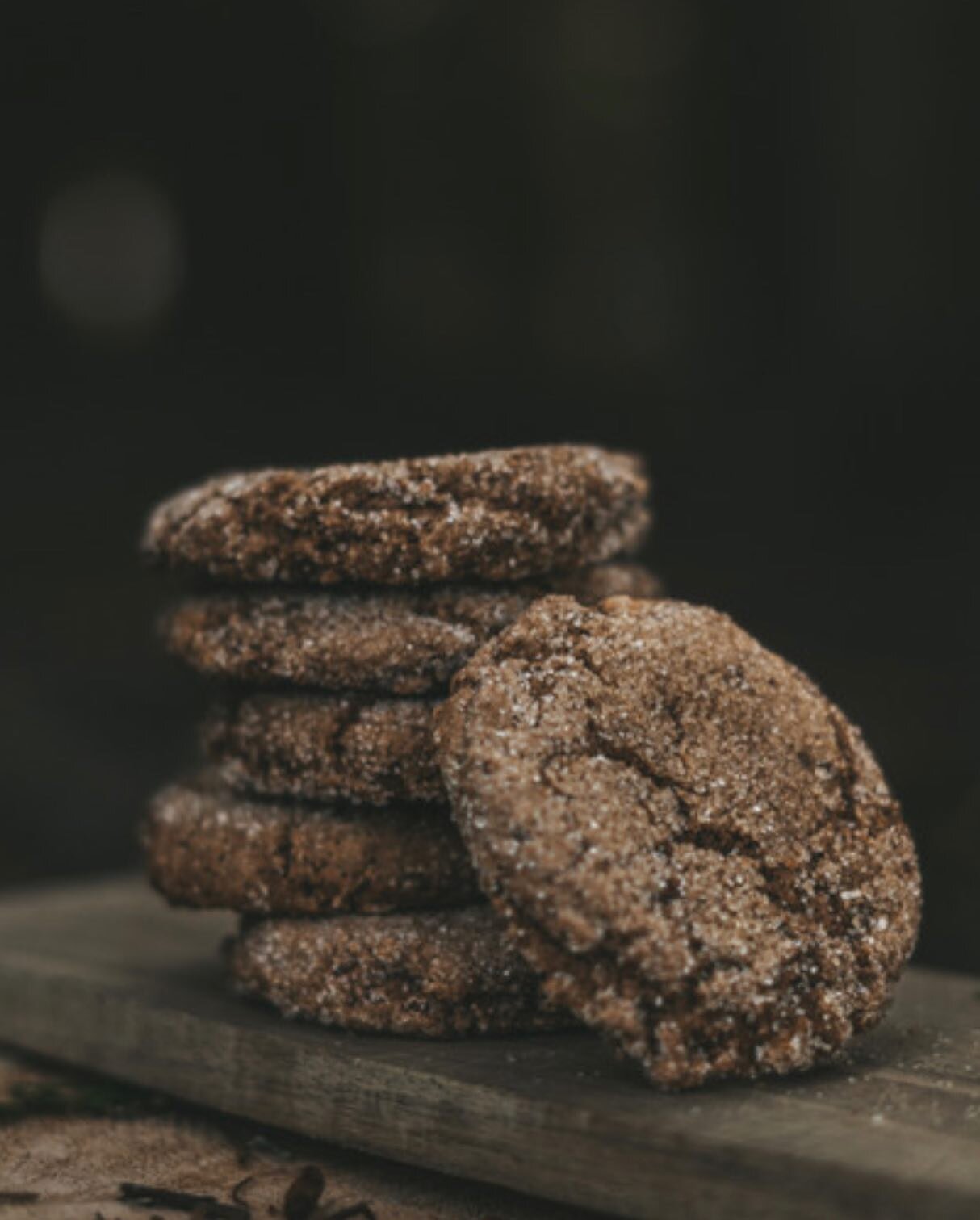 GINGERSNAPS.
Have you tried them? 
Ours are Vegan. We make them with Organic Molasses, and Organic Flour. They&rsquo;re chewy and utterly  delicious! 

📸 @mike.dowie 

#cookie #delish #nelsonbc #kootenays #bcbusiness #bakery #supportlocal #supportsm