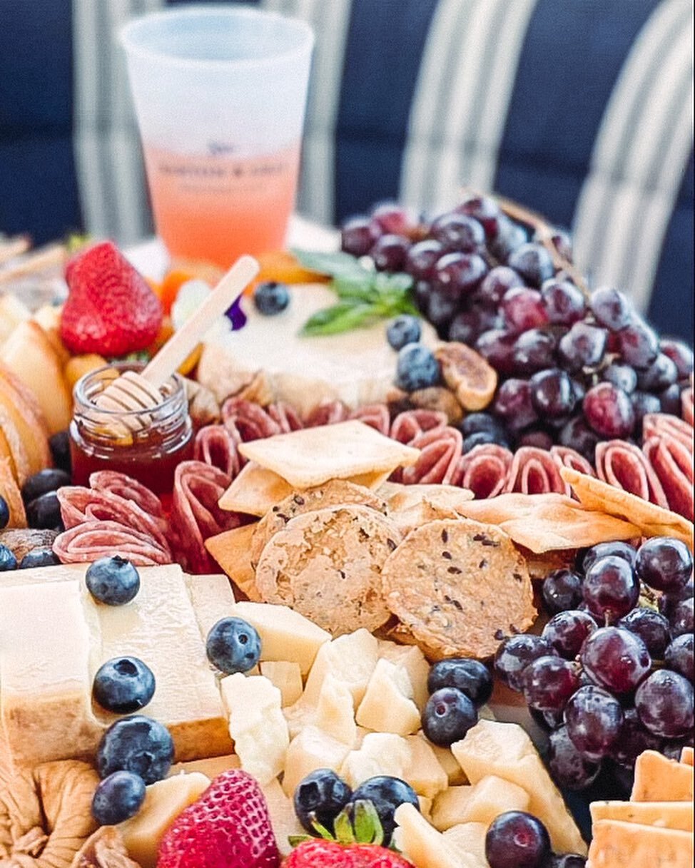 Charcuterie&hellip;on a yacht&hellip;with friends&hellip;and cold drinks&hellip;on a July summer night&hellip;what more do you need? 🚤 🧀 🍹 ☀️ swipe to see which @krushincolor resin board all of this goodness went on top of! 🌊