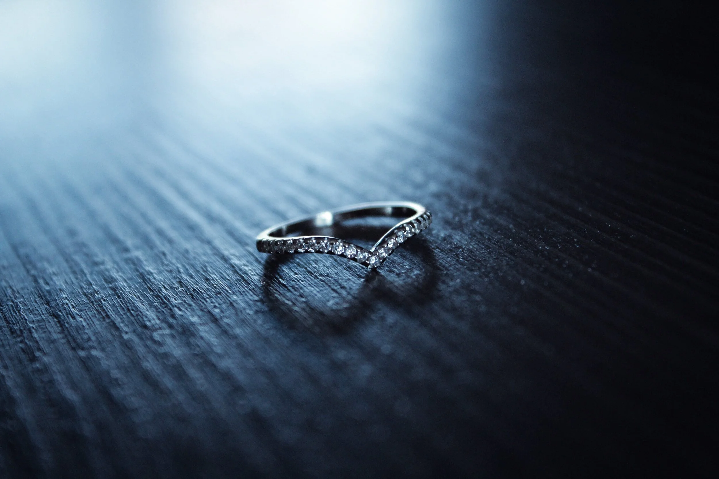 Photo of lonely wedding band representing divorce from a narcissist.