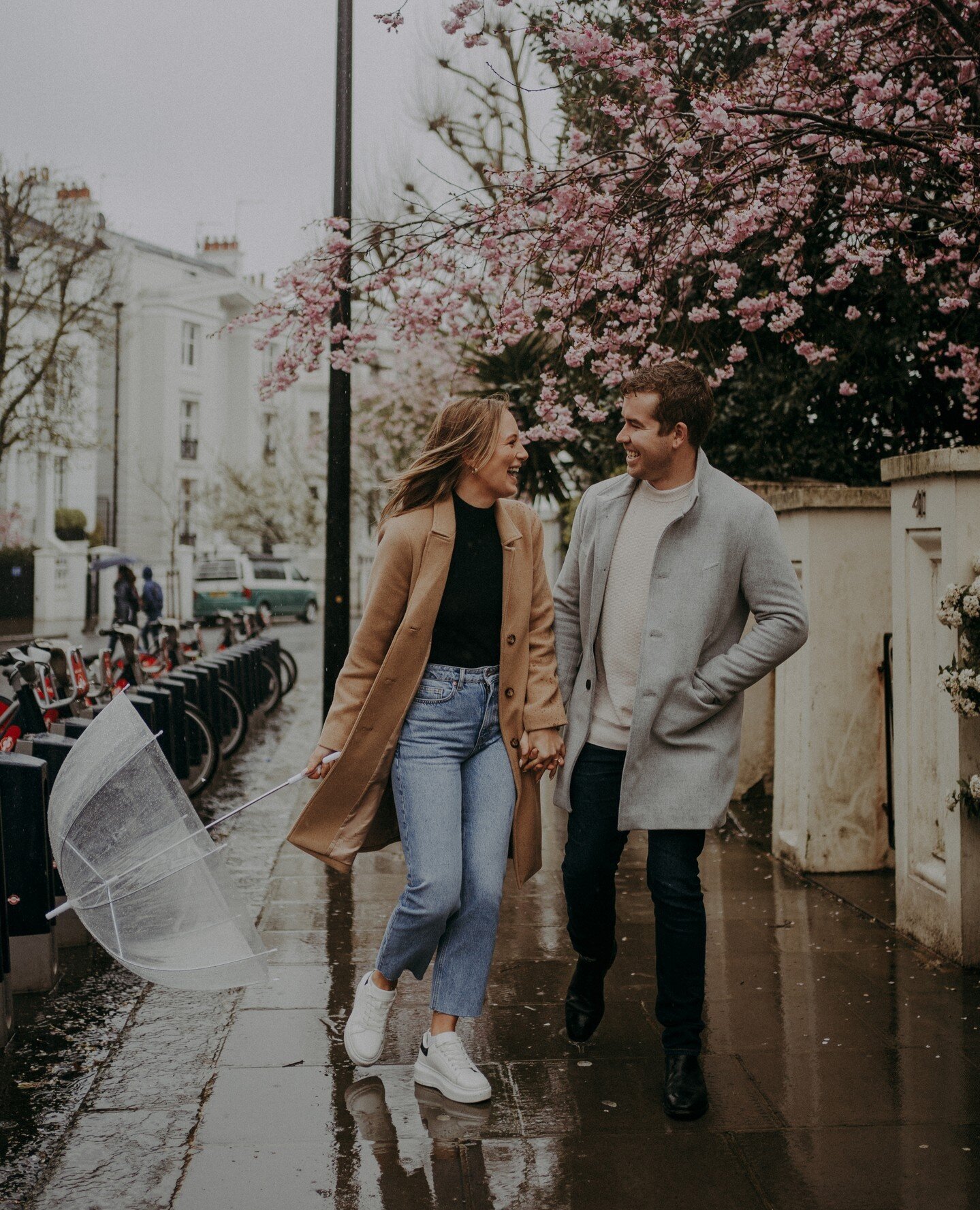 Lauren + Will proving shooting in the rain can be fun + pretty ☔️ plus the cherry blossom is in full bloom right now 🌸 a must see if you're in Nottinghill 😍 Congratulations on getting engaged lovelies 🤗⁠
⁠
⁠
#coupleshoot #coupleportrait #engagemen