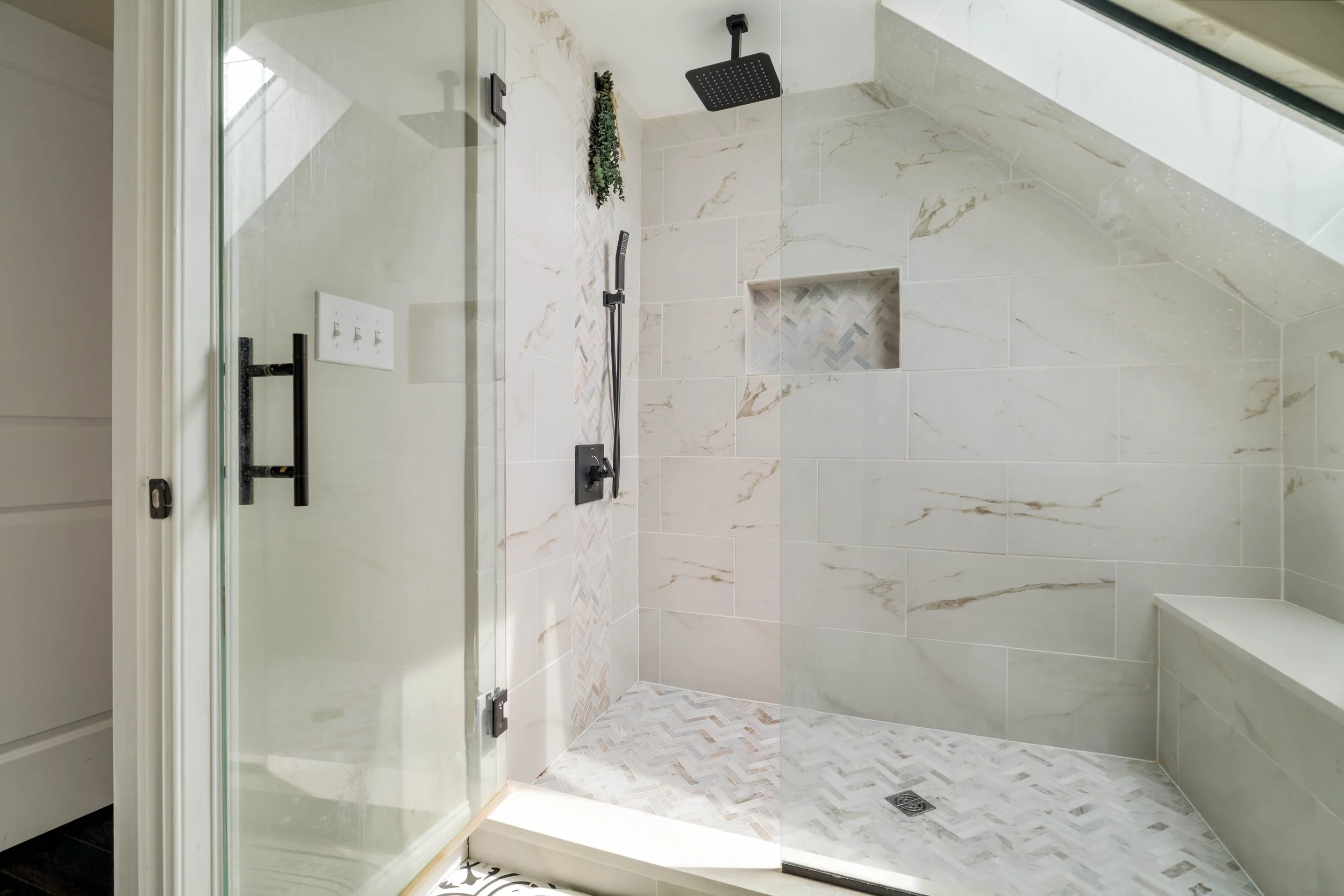 Primary Bed & Bath-09072.jpg