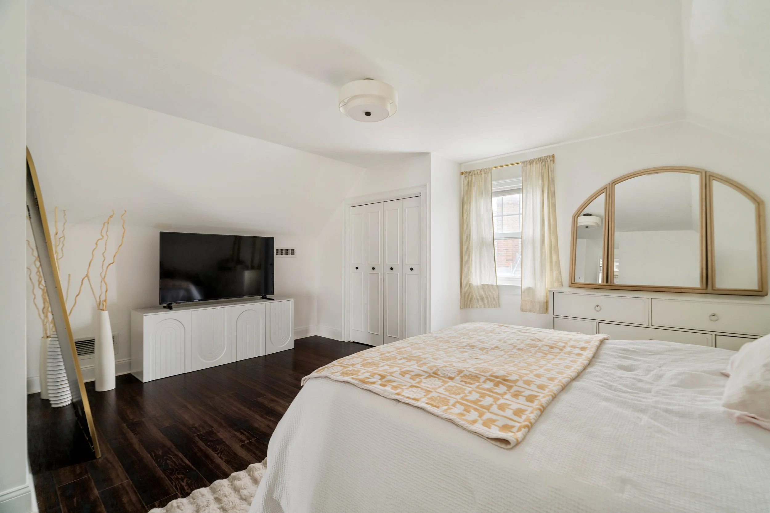 Primary Bed & Bath-09052.jpg