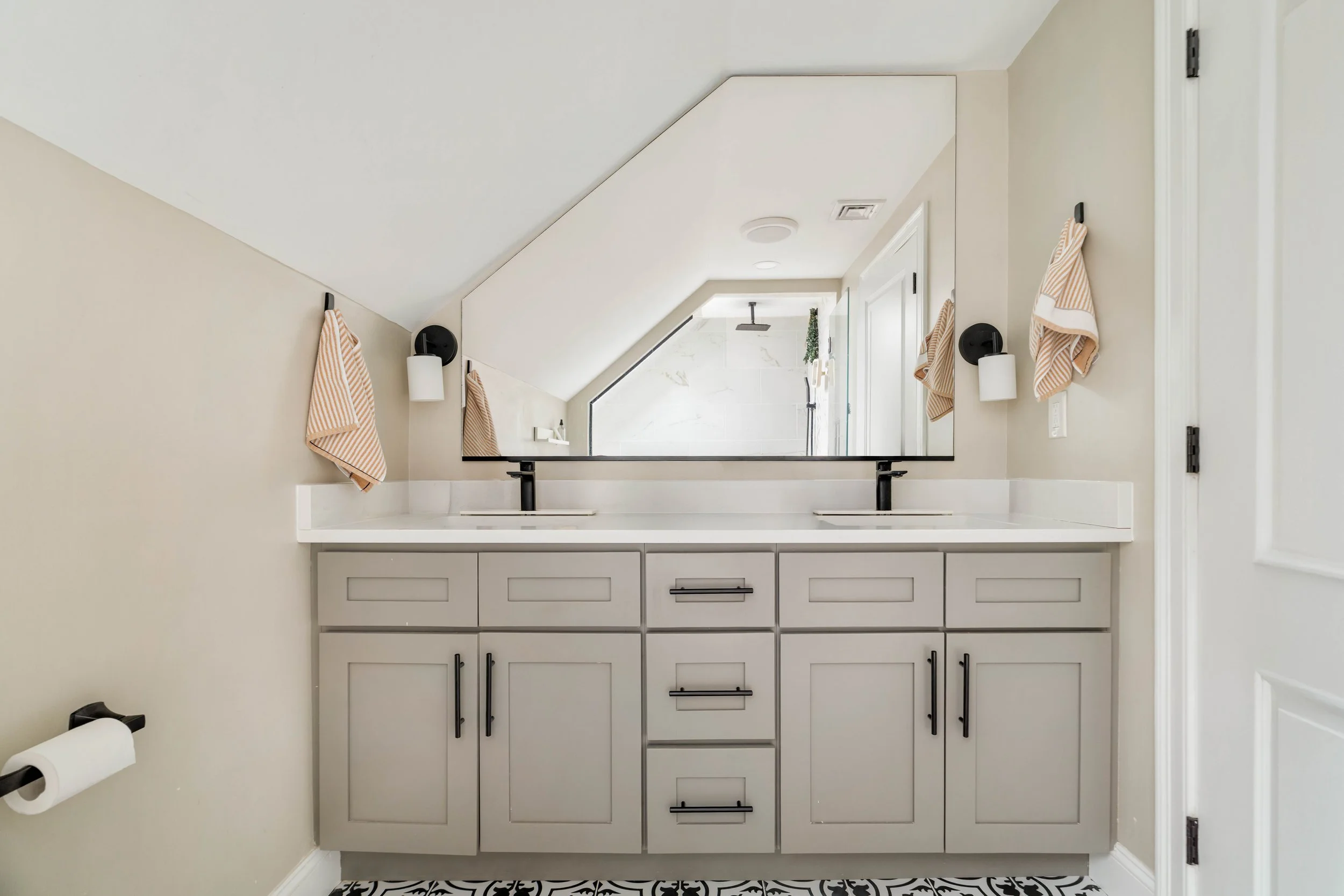 Primary Bed & Bath-09080.jpg