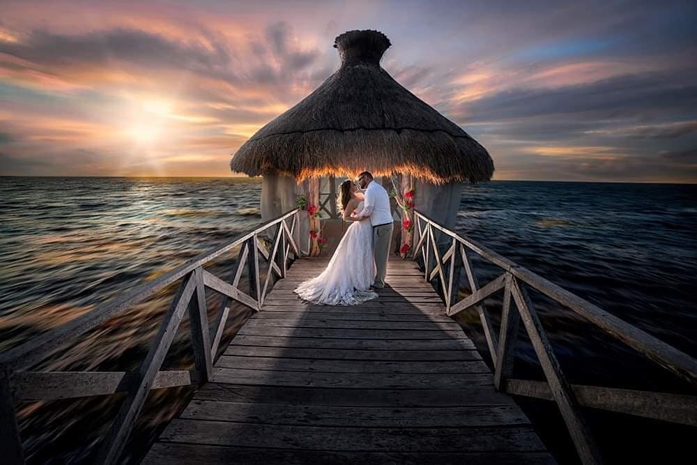 Sunrise over the Mexican Riviera. I love sunrise because of the obvious gorgeous light. I hate sunrise because of the brief time constraints and the difficulties with getting everything ready so early in the morning. Still. Love, LOVE this image.
&de