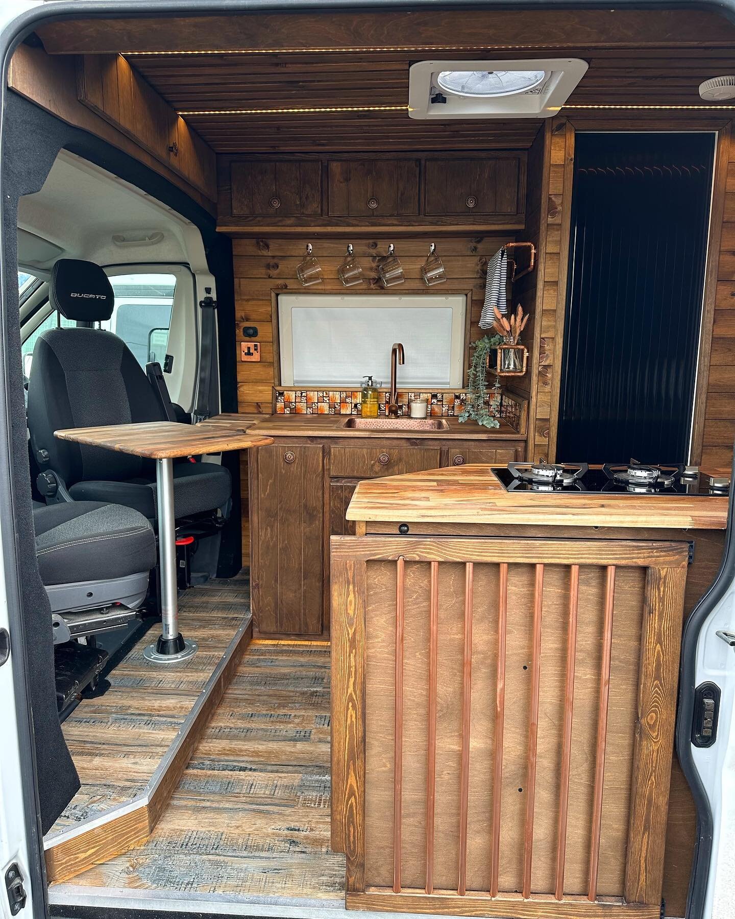 we&rsquo;ve never had so many messages &amp; comments about a sink! 😍🥰😅

We loved the copper features in this van - our customers have good taste! 👏🏼 

#vanlife #vanlifeinspo #vanlifediaries #vanlifemovement #vanlifeideas #vanlifeeurope #vanlife