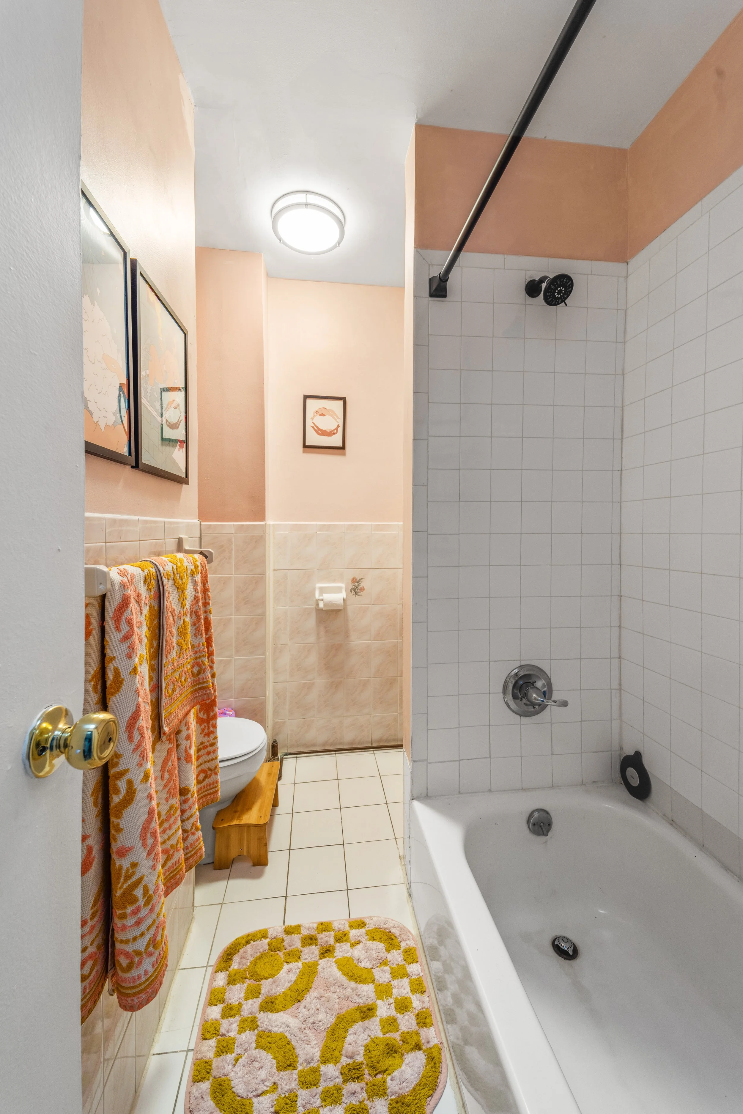 profphoto_37_Hendrix_St_#2,_Brooklyn_bathroom.jpg