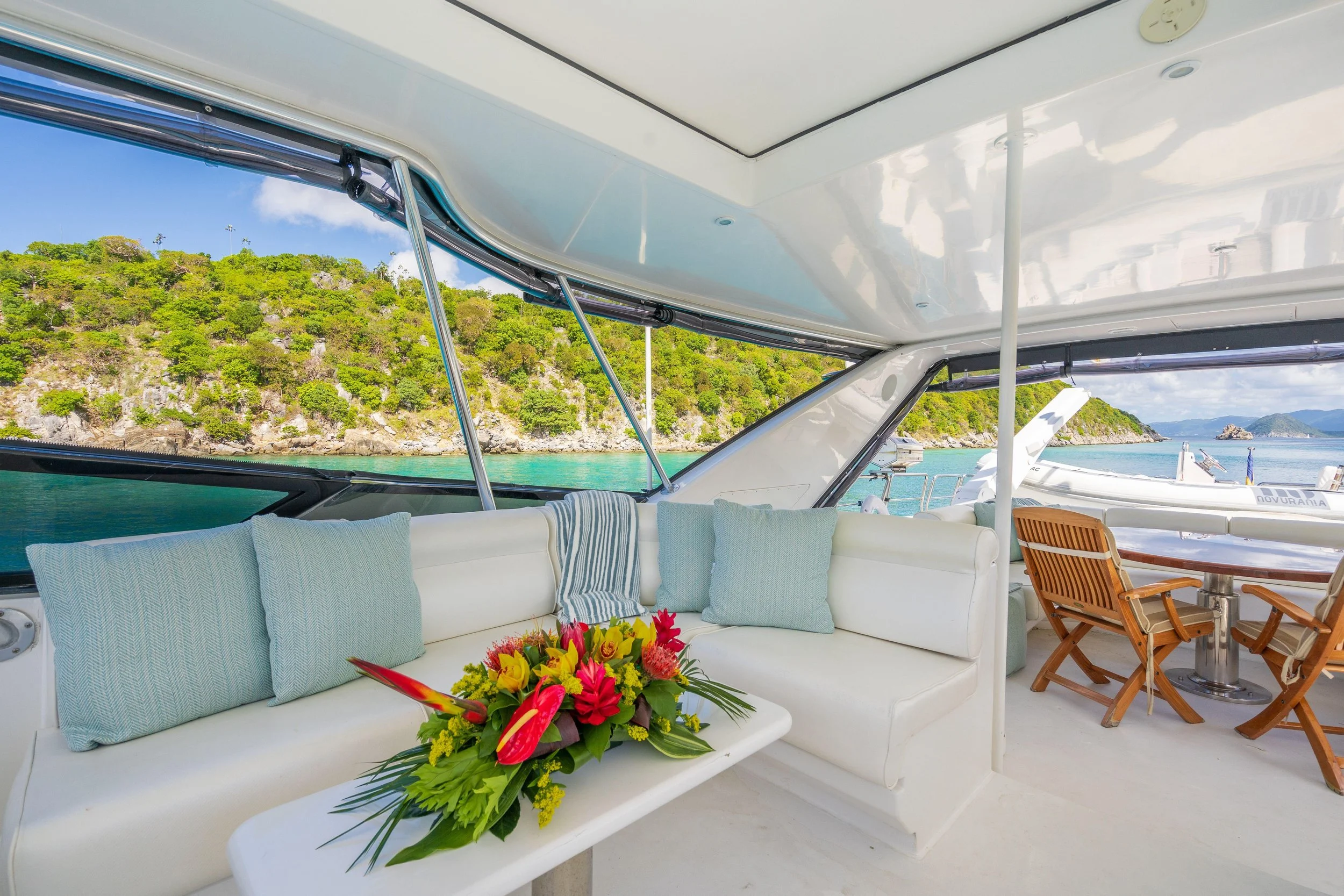 Jumbo Azimut yacht - comfortable seating Calais.jpg