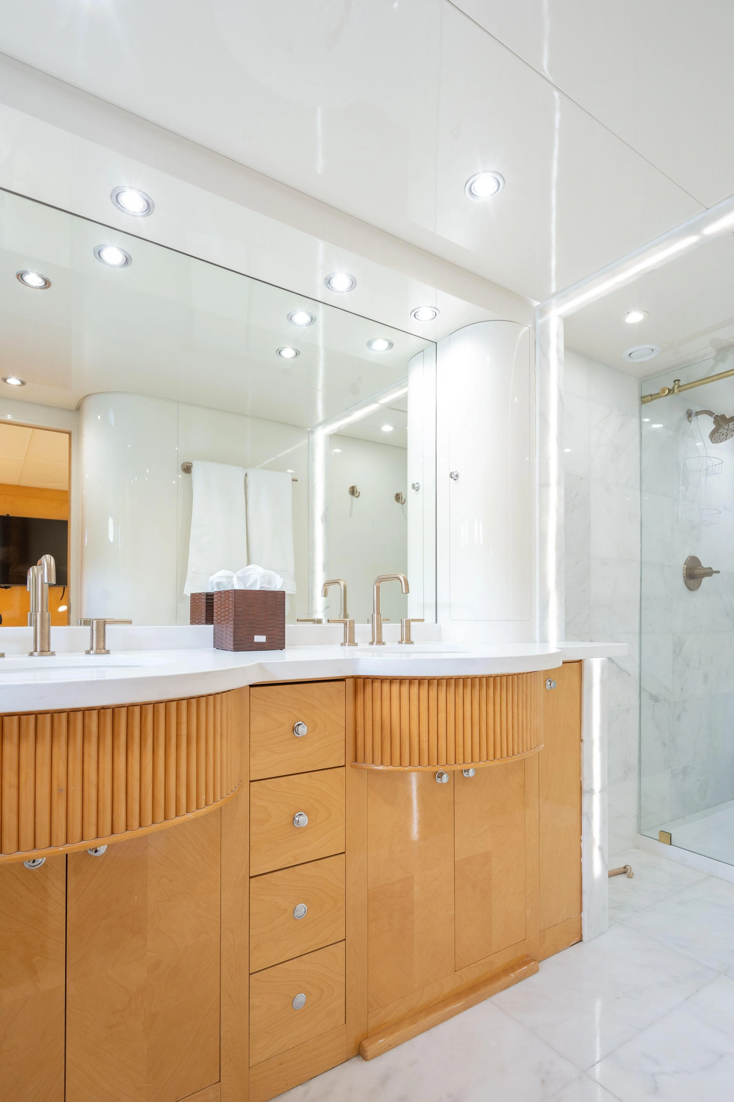 Jumbo Azimut - master bathroom.jpg