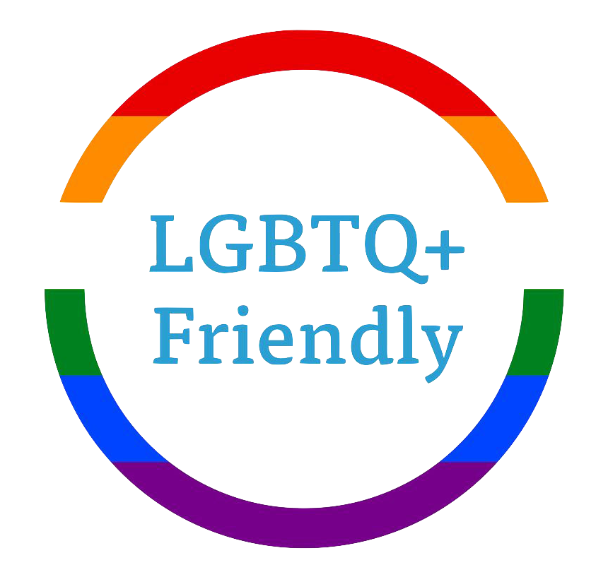 Ein rundes Symbol mit Regenbogenfarben, darunter die Worte "LGBTQ+ Friendly" in blauer Schrift.