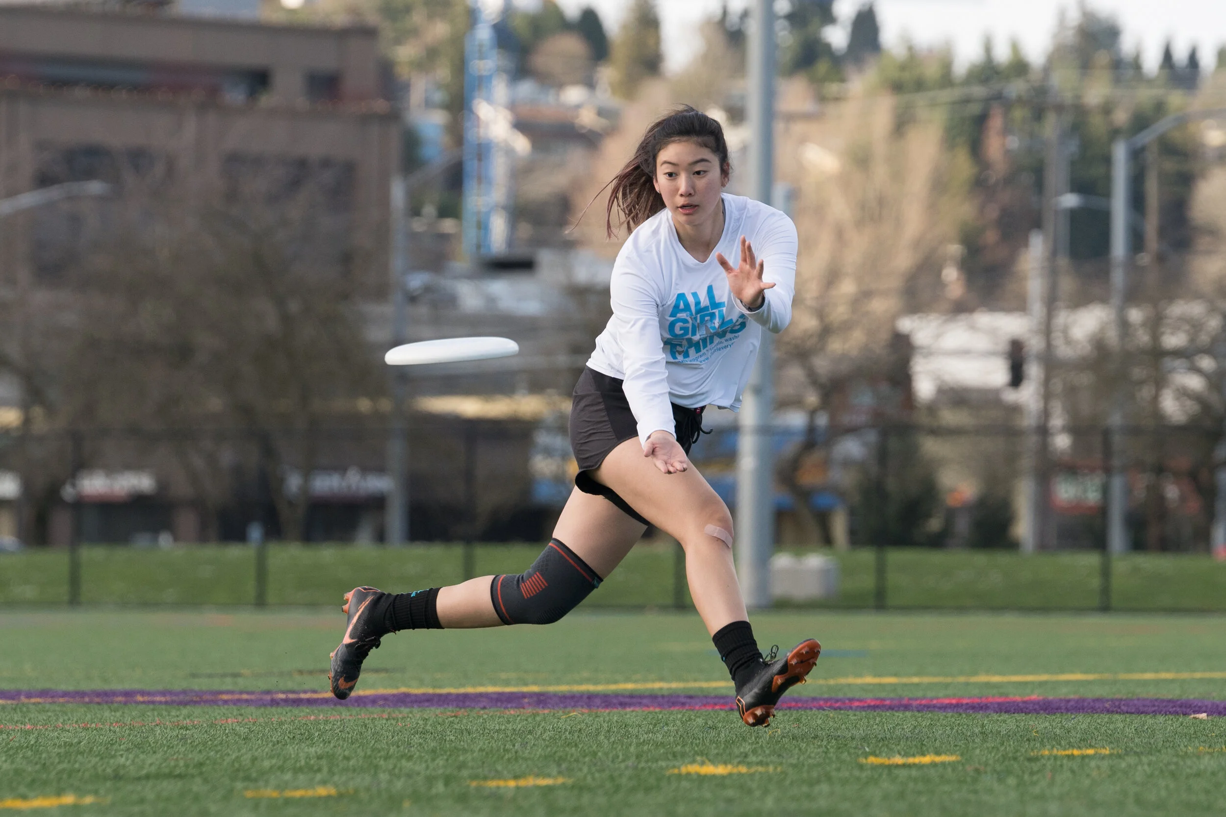 Washington club frisbee player Yeh-Sun Lee catches a pass .