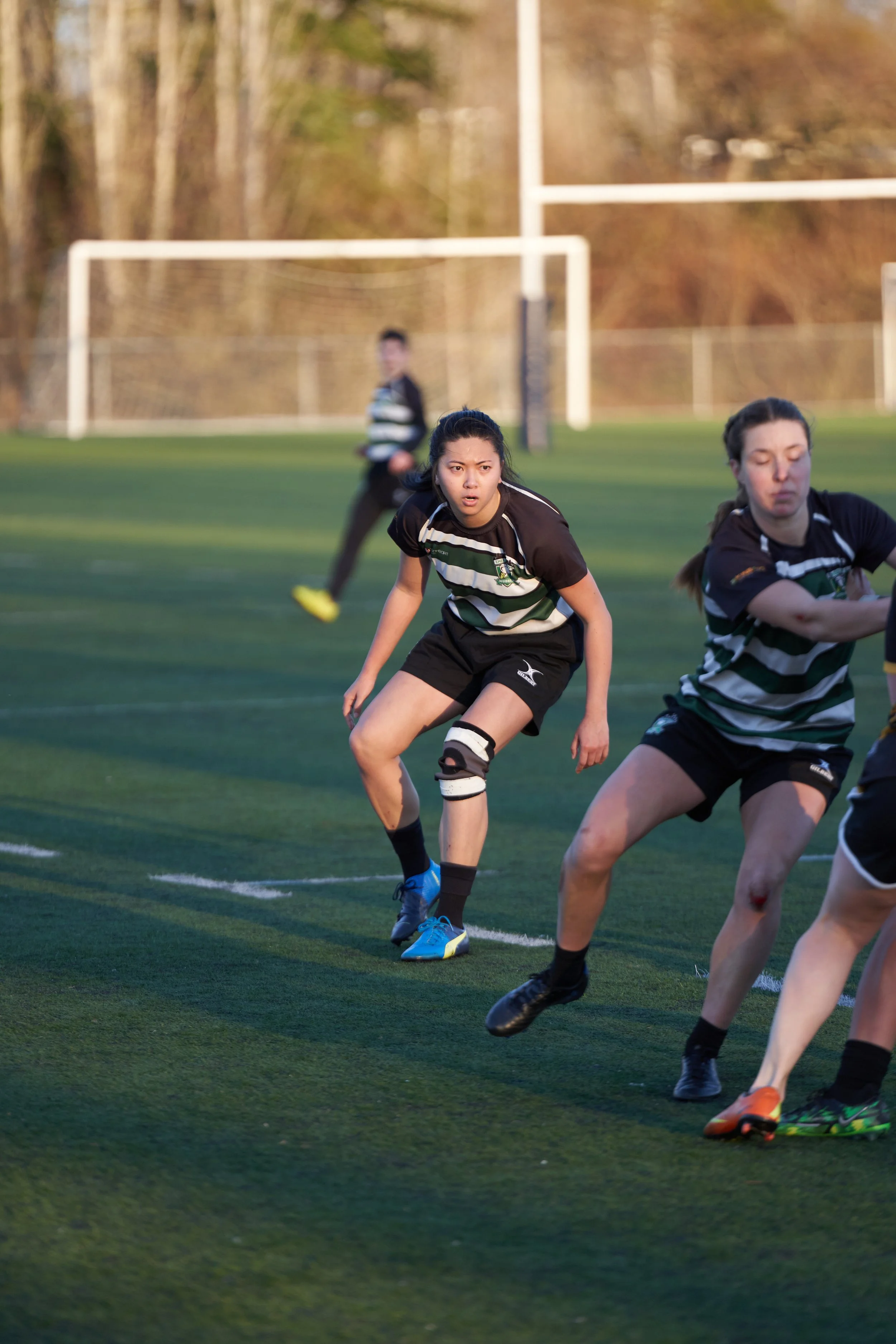 Seattle Mudhens player Bonnie Ho prepares for a tackle.