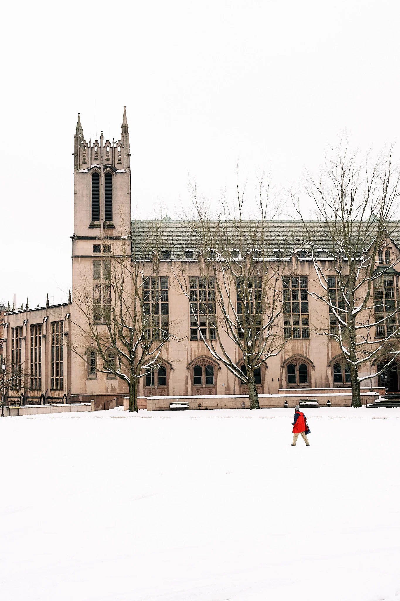 A snowy day on the University of Washington campus.