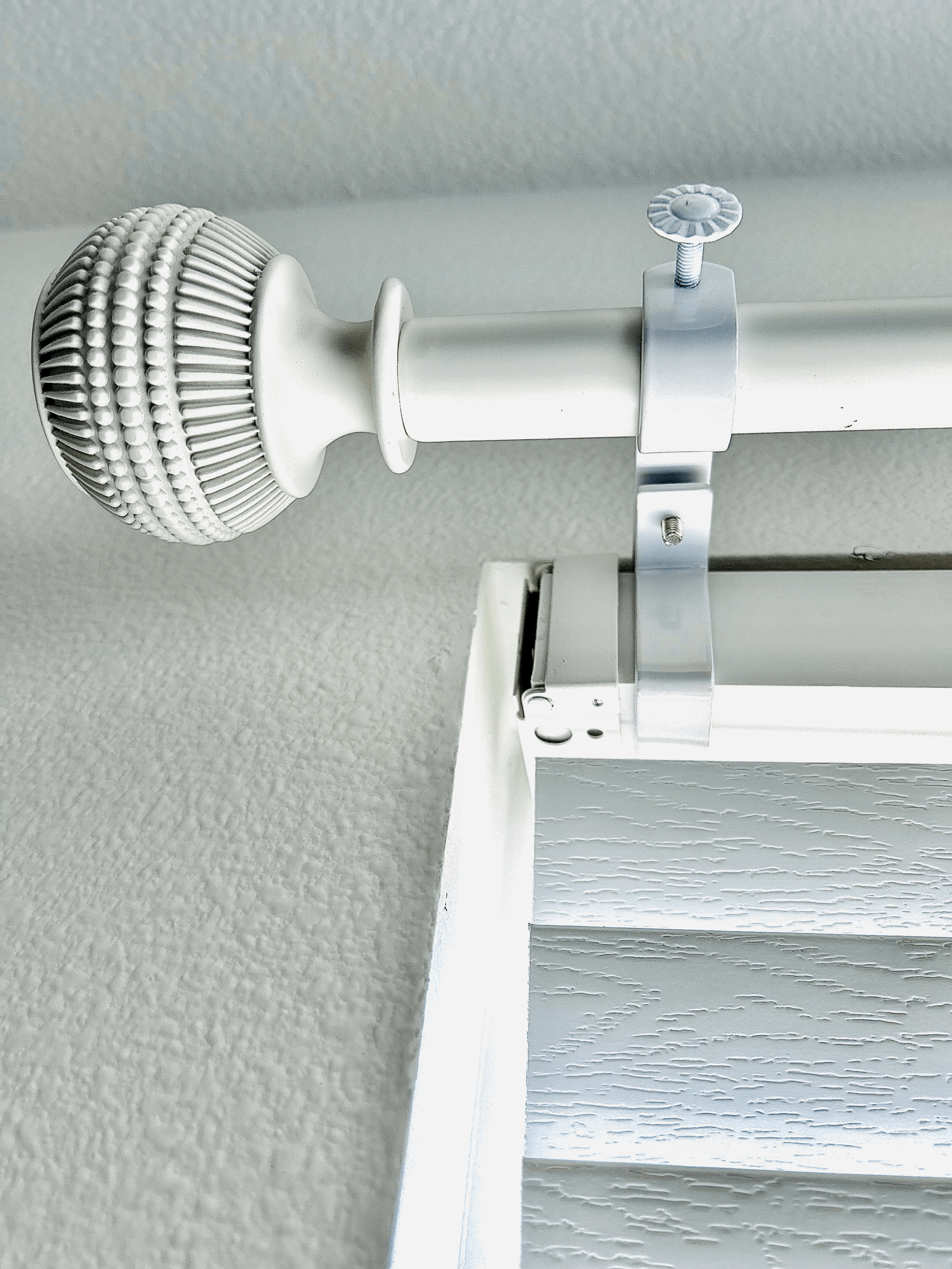 Renter friendly XL bracket for inside mount faux wood blinds