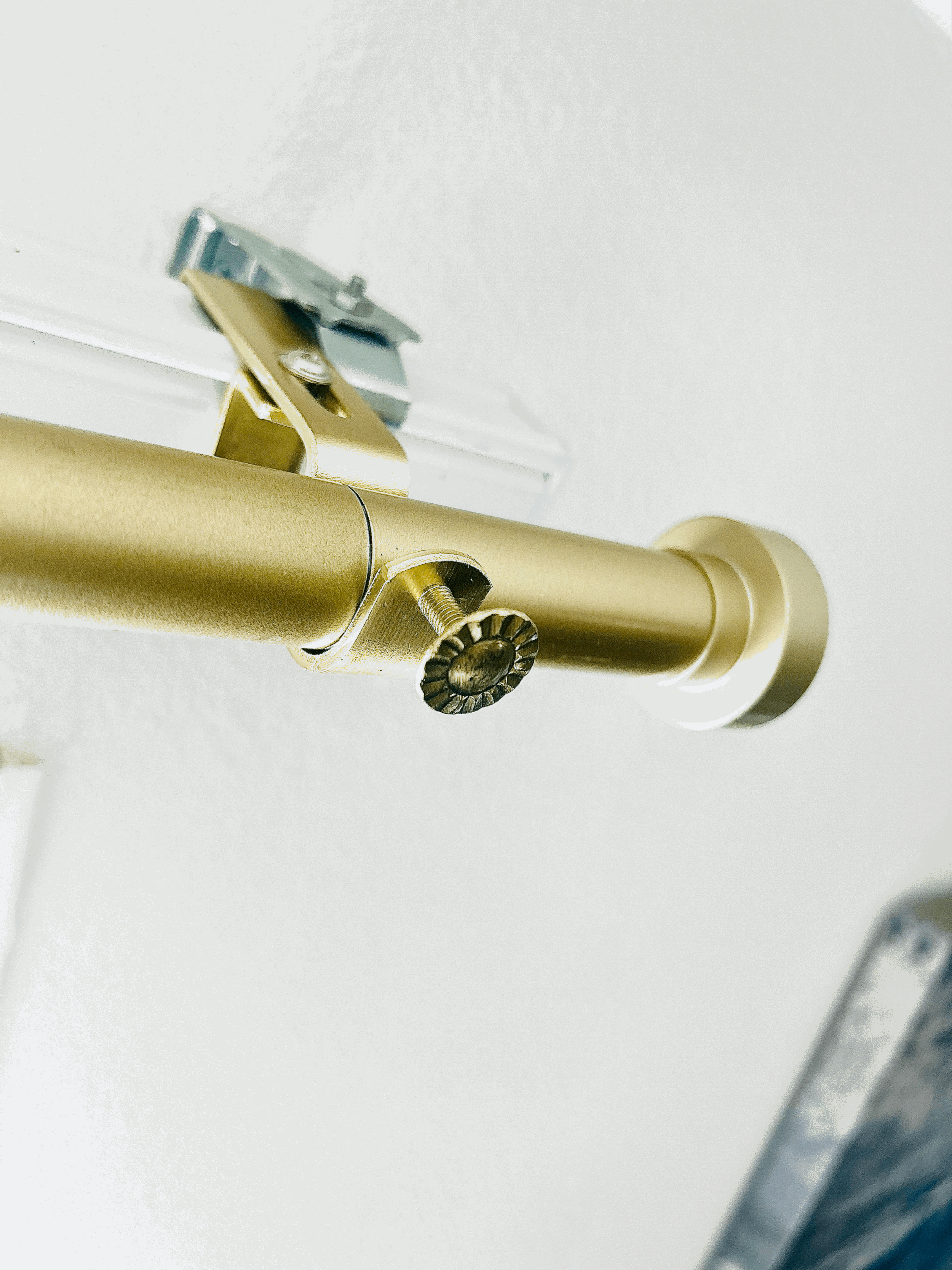 Curtain rod bracket outside mounted blind headrail