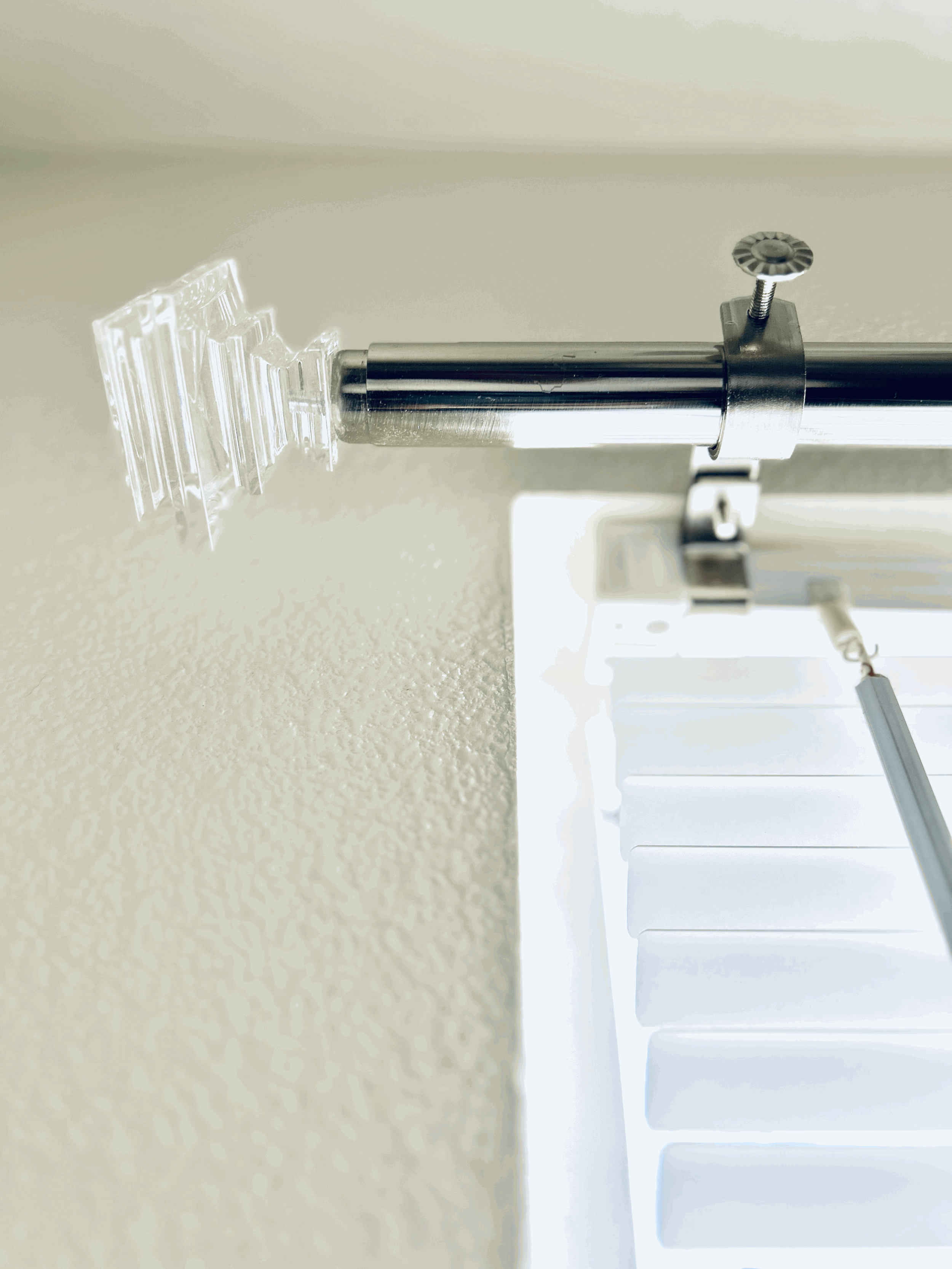 Damage-free installation mini blinds curtain rod bracket