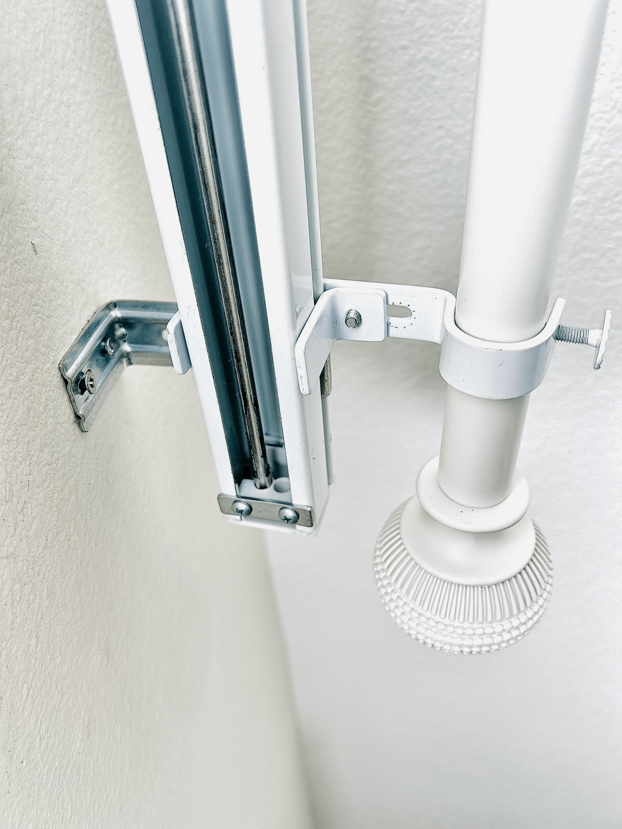 Damage-free curtain rod bracket outside mount