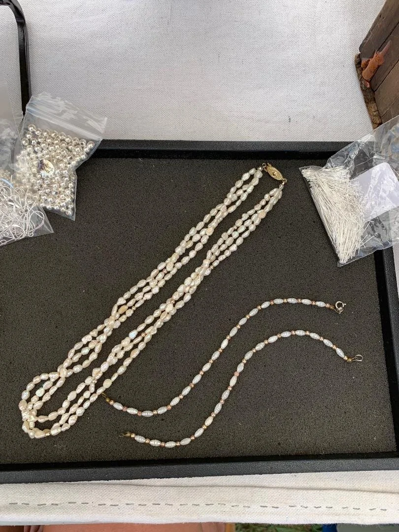 My client had this old and outdated rice pearl necklace and 2 small rice pearl bracelets.
She asked me if I could come up with something that would be updated and more contemporary as she was not using the jewelry at all. 