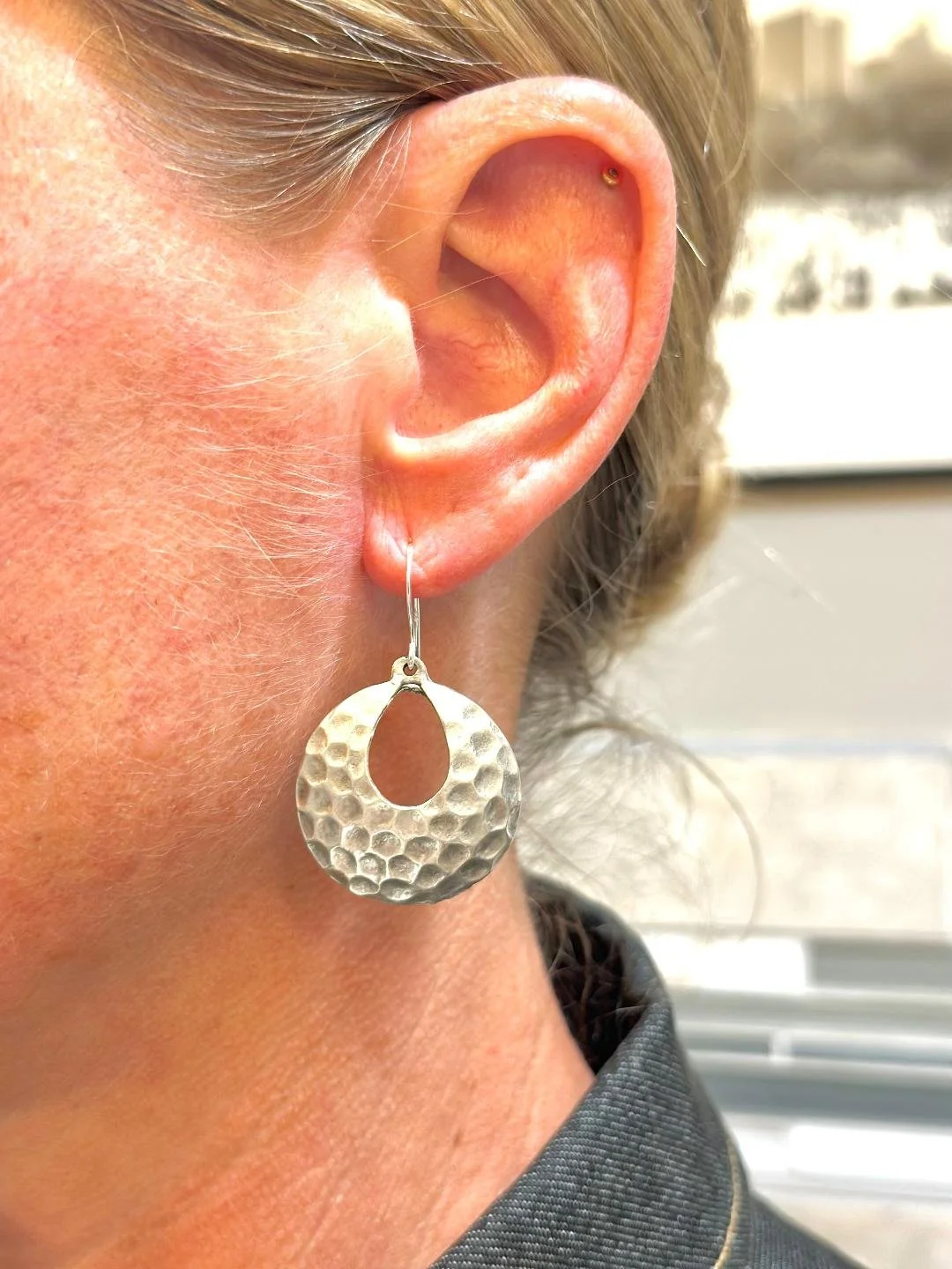 hammered disc w keyhole on.jpg