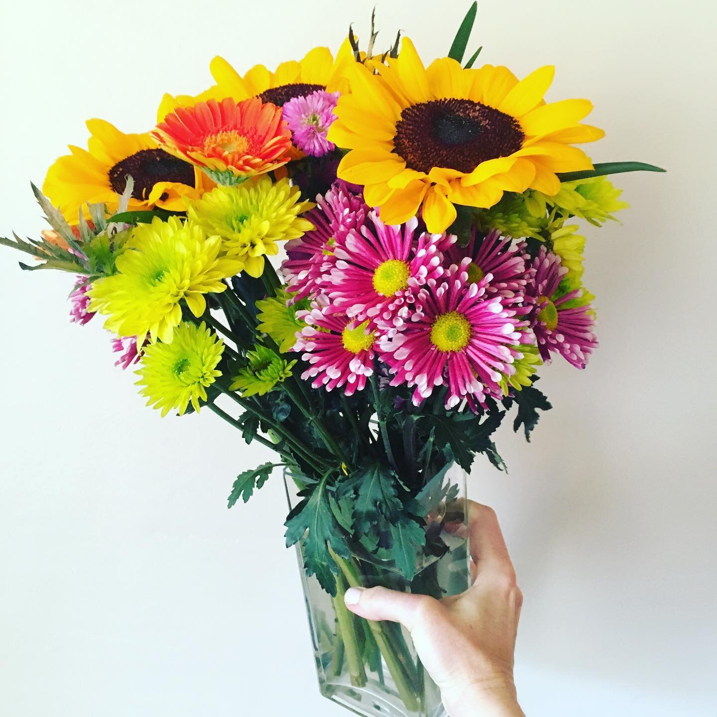 Thank you, Cyberspace Friends! 🪐🫶🤍Wishing you a safe, healthy &amp; peaceful holiday✨
&bull;
&bull;
&bull;
#foryou #sendingsunshine #freshbouquet #gratitudeforthewin #inhaleexhalerepeat #mindfulmoments #marifoxwellness