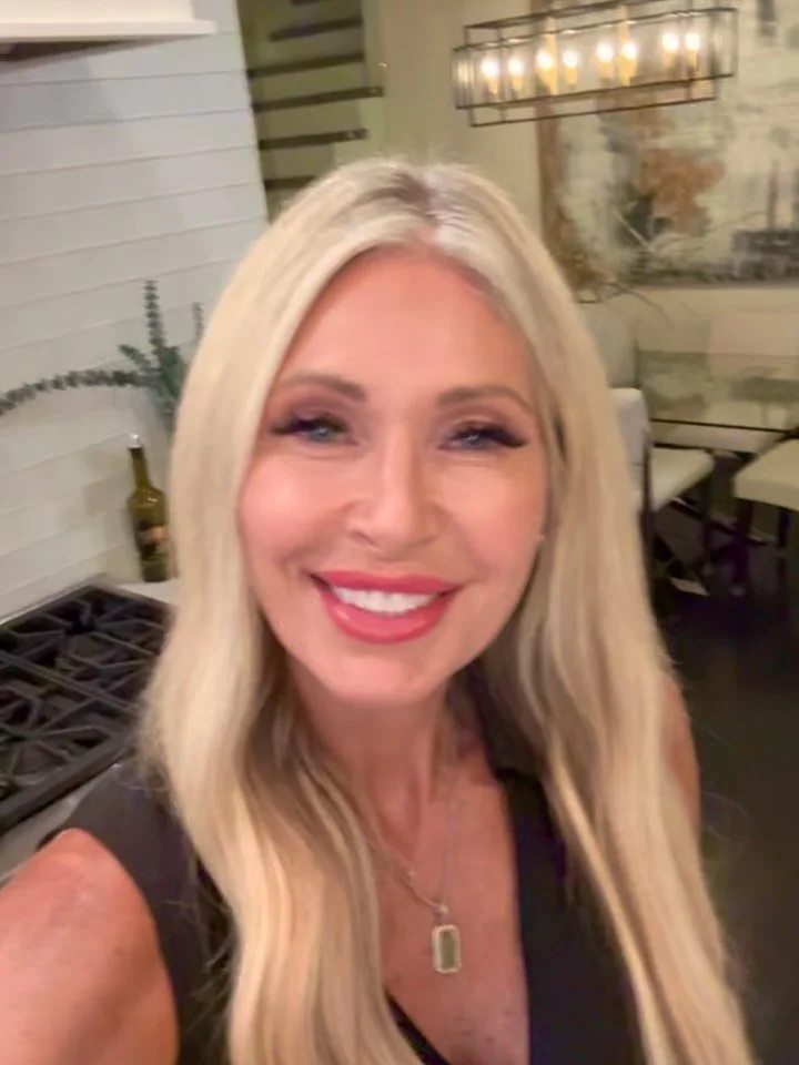 An unboxing video from one of my oldest &amp; dearest friends. Thank you @carolinecerbus for the continued support &amp; these amazing videos😘

#soap #unboxing #shopsmall #handcrafted #womensupportingwomen #giftideas
